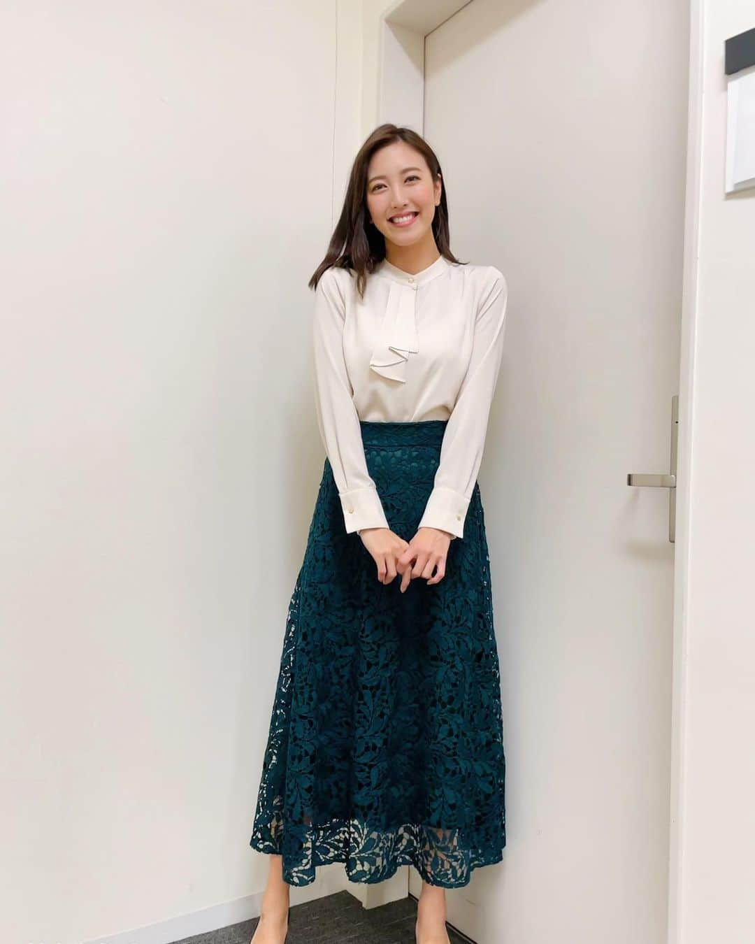 小澤陽子さんのインスタグラム写真 - (小澤陽子Instagram)「𝚊𝚝 𝚠𝚘𝚛𝚔☻  最近の『全力！脱力タイムズ』🤓💛🖤。  お借りした素敵な衣装たちです👗✴︎ かわいい服を着たり、好きな物を身近に置いておくと、 テンションが上がり仕事もがんばれますよね💪🏻😤✨ふんっ  #ここだけの話🤫 #マイクを付けるのに、 #セパレート(ワンピースでない)のほうが #楽チン で…笑(かつ早い。) #私の衣装は #ワンピースの出現率低め です😂😱🤯🥶 #単純。🙏🏻 #いや #めんどくさがり ？🙇🏼‍♀️  #金曜23時 から #フジテレビ　#８ちゃんねる #全力脱力タイムズ #DNN #ミディアムヘア #ヘアスタイル #コーデ #アナウンサー #衣装 #アナウンサー衣装 #セパレートファッション #ここだけの話 #本日の髪型と衣装🌸」2月8日 20時43分 - yoko.ozawa729