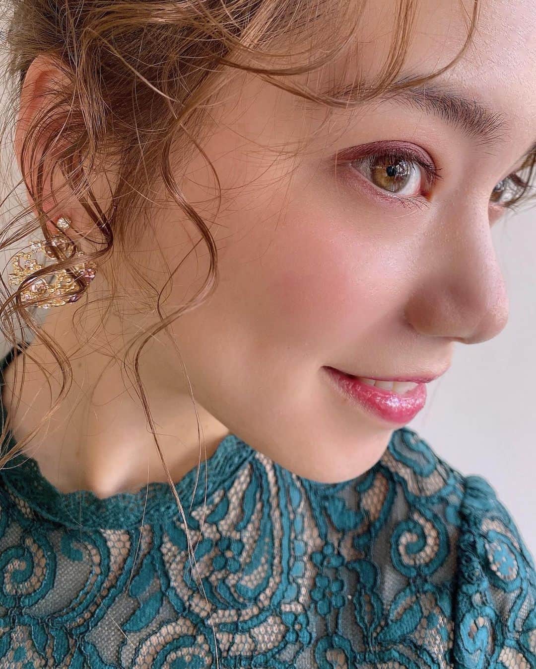 ボートメア・ジュリ・雪花さんのインスタグラム写真 - (ボートメア・ジュリ・雪花Instagram)「. 先日の結婚式ヘアメイクは、大好きな @sera_urealm_chi_bi_mana さんにお願いしました💐 とっっても可愛くして下さった…♡ お願いして本当によかったです！ ありがとうございました☺️  大切な人の特別な日だからこそ、 精一杯のお洒落をしたくて 当日のネイルは @jeno_nail にする！と ずっと前から決めていたし💅🏻笑 他にもアクセサリーやドレスを選んだり わくわくが止まらなかったなぁ♡」2月8日 20時45分 - julie1217_