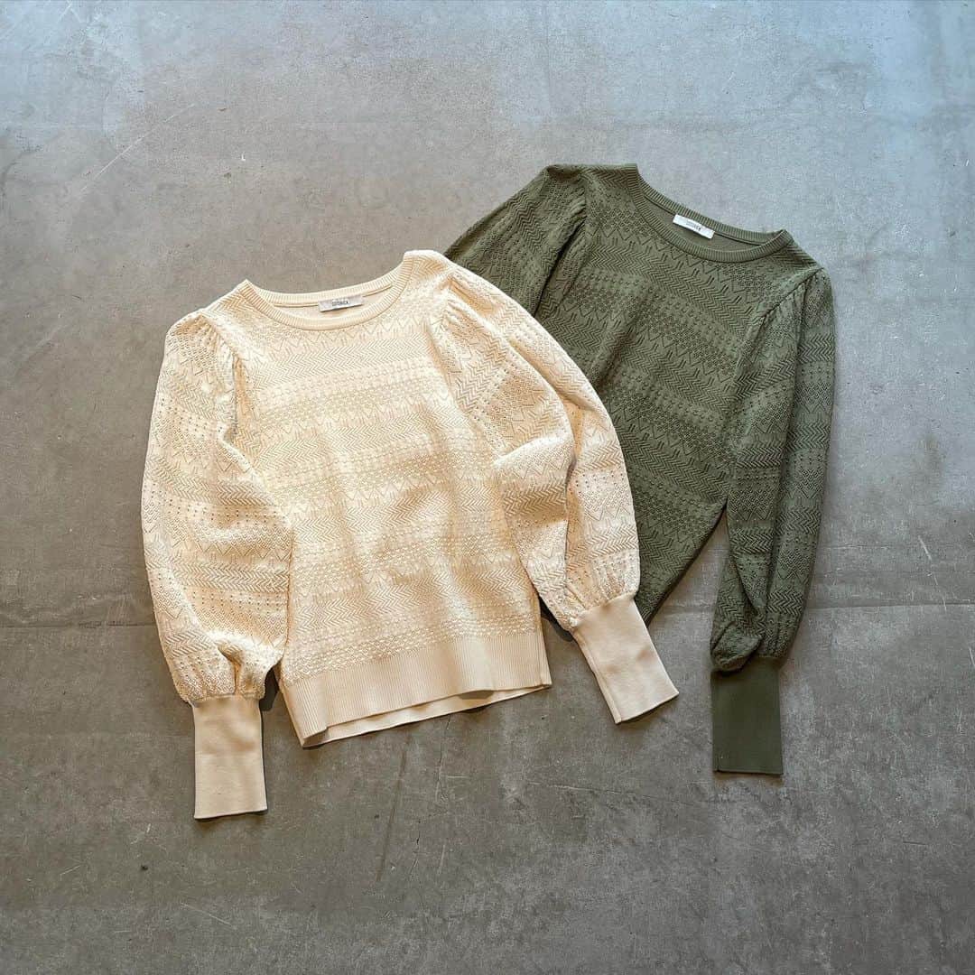 のインスタグラム：「✔️NEW ARRIVAL﻿ ————————————————————﻿ ﻿ ■ジャガードレースニット﻿ ¥4,500+tax﻿ ﻿ 旬のディティールが詰まったデザインニット。﻿ ﻿ 繊細なジャガードレース編みのニットプルオーバーです。﻿ ﻿ 袖はレース独特の透け感になっていて、﻿ 身頃は着やすく透けない編地レースになっています。﻿ ﻿ トレンド感のあるボリュームスリーブと﻿ クルーネックデザインで上品に仕上げました。﻿ ﻿ すっきりとしたサイズ感なので、フレアスカートでフェミニンに、ワイドなパンツやデニムでカジュアルに着こなして頂けます。﻿ ﻿ ————————————————————﻿ #COTORICA. #fashion#coordinate#onlinestore#instafashion#instagood#markstyler#2021ss#コトリカ#ママコーデ#ママファッション#プチプラコーデ#プチプラファッション#春服#春コーデ#ジャガードニット#レースニット#ボリュームスリーブ#」