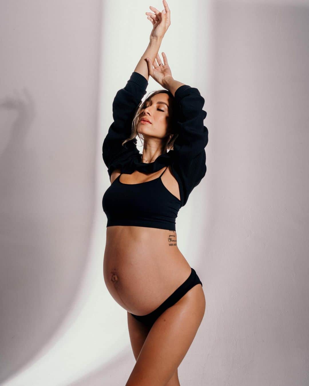 Jennifer Bachdimのインスタグラム：「Final stretches before meeting my baby boy 👶🏽 #37weekspregnant #bumil #JenniferBachdim #pregnant #BabyBachdimOnTheWay  . . 📸 @claus_schmidtt  💄 @makeupbyengelinez」