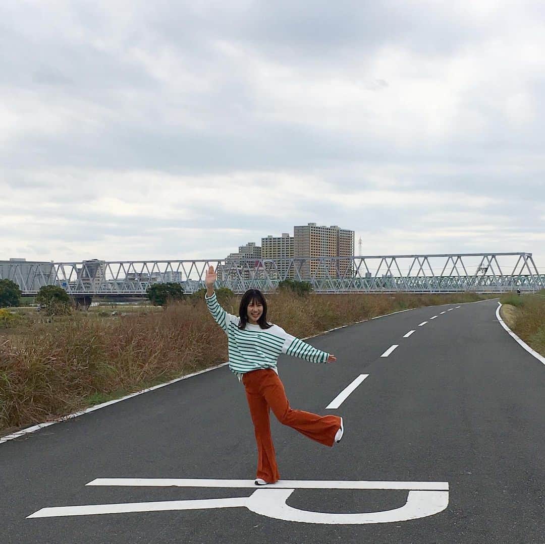 大関れいかのインスタグラム：「. エッセイ本の撮影の時に着た服たち。☺️ 全部めっちゃかわいくて テンション常にアゲだった👨🏻‍🦲  1.2枚目 Tシャツスニーカー @lacoste  パンツ @leejeansjp  3枚目 セットアップ @qussio_official  スニーカー @moonstar_jp  4枚目 ワンピース @gstarraw_jp  ブーツ @bwitch_boots_official」