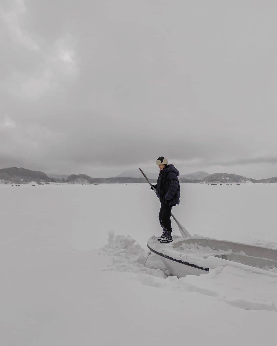 影山可蓮のインスタグラム：「・ ・ Frozen rink❄️ 📍Fukushima ・ ・ 雪の湖に出港⛴✳︎✳︎ ワカサギ釣りしました☺︎ ・ ・ ・ #winter  #snow #lake #snowday #snowwhite」