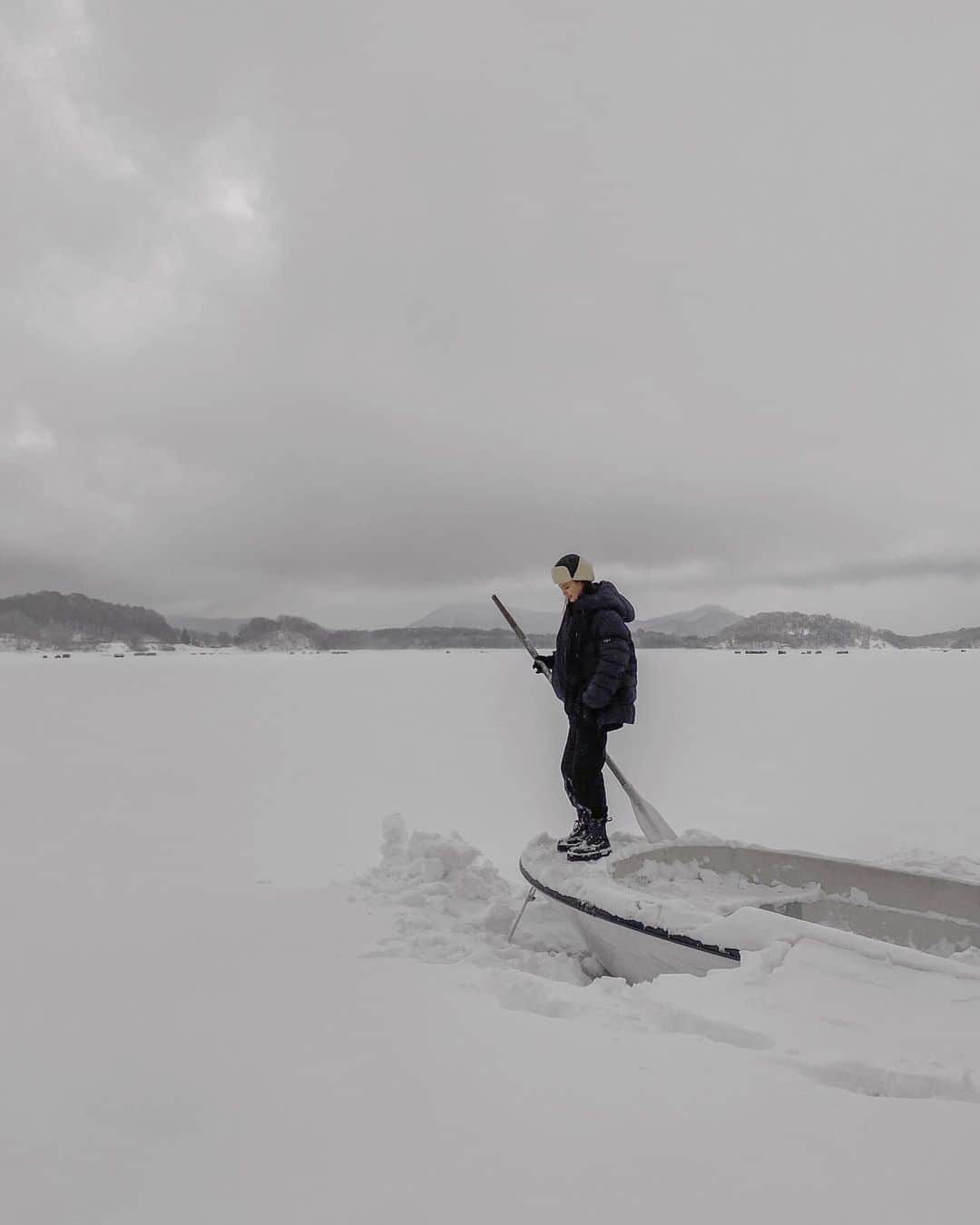 のインスタグラム：「・ ・ Frozen rink❄️ 📍Fukushima ・ ・ 雪の湖に出港⛴✳︎✳︎ ワカサギ釣りしました☺︎ ・ ・ ・ #winter  #snow #lake #snowday #snowwhite」