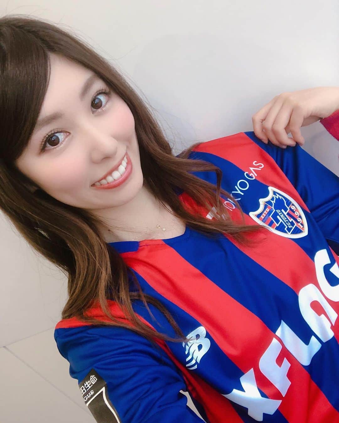 のインスタグラム：「🔵Jクラブ FIFA21フェスティバル🔴﻿ ﻿ FC東京サポーターズトーナメントのご参加&ご視聴ありがとうございました😊✨﻿ ﻿ #FIFAフェス に参戦した #石川直宏 さんのプレーは燃えたしおもしろくて楽しかったです🔥﻿ ﻿ 試合が進むごとに守備力あがっていくナオさんさすがでした👏お疲れ様でした！！﻿ ﻿ イベント後には「FC東京ビバパラダイス」の収録で ナオさんと私がFIFA21で対戦をしました！﻿ 放送をお楽しみに〜笑⚽️﻿ ﻿ ﻿ そして2021シーズンのユニフォーム着たよ💙❤️﻿ ✨New Balance✨﻿ 私はSサイズを着用しました！つるつるしてる🤗﻿ ﻿ ﻿ ﻿ #fctokyo #newbalance #fc東京 #ユニフォーム #fc東京ビバパラダイス #ビバパラ #橘ゆりか   #ニューバランス #xflag #footballshirt」