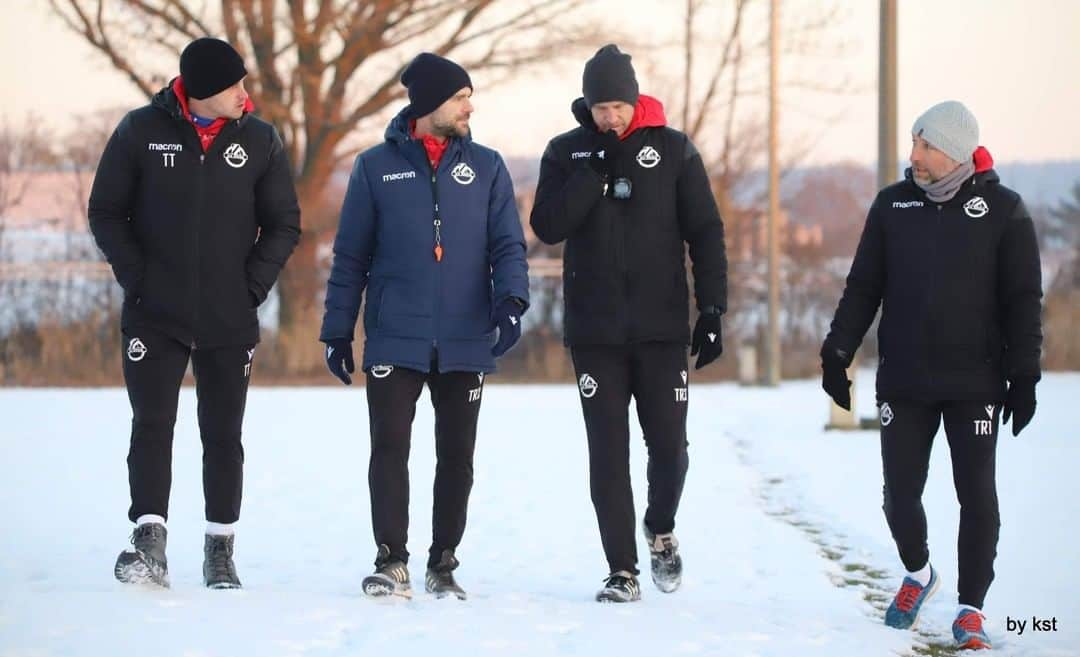 SVホルンさんのインスタグラム写真 - (SVホルンInstagram)「Perfekte Trainingsbedingungen im Nachwuchsleitungszentrum für unsere Kampfmannschaft. In den letzten Wochen wurde das Training nach Hollabrunn verlegt, somit konnte sich die Mannschaft unter besten Bedingungen auf die Saison vorbereiten. Wir danken Leopold Mayer, Geschäftsführer des Studentenheims, Sport- und Seminarhotel Hollabrunn, für die bisherige Zusammenarbeit und Kooperation.  #svhorn #bepartofit」2月8日 20時50分 - svhorn1922