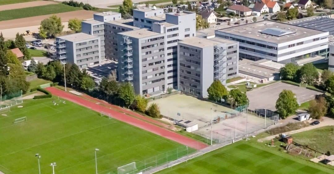 SVホルンさんのインスタグラム写真 - (SVホルンInstagram)「Perfekte Trainingsbedingungen im Nachwuchsleitungszentrum für unsere Kampfmannschaft. In den letzten Wochen wurde das Training nach Hollabrunn verlegt, somit konnte sich die Mannschaft unter besten Bedingungen auf die Saison vorbereiten. Wir danken Leopold Mayer, Geschäftsführer des Studentenheims, Sport- und Seminarhotel Hollabrunn, für die bisherige Zusammenarbeit und Kooperation.  #svhorn #bepartofit」2月8日 20時50分 - svhorn1922