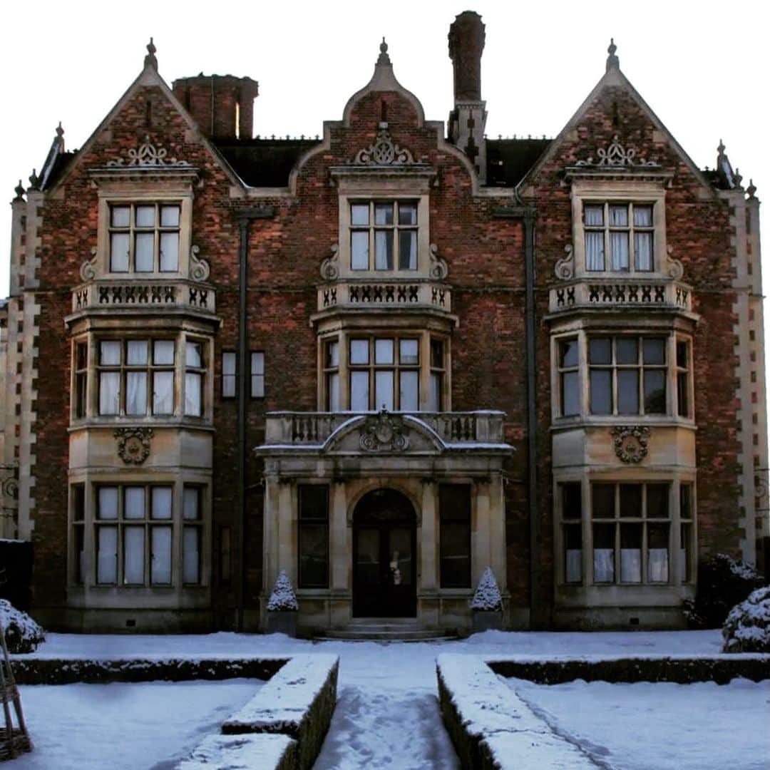 ロイヤル・ファミリーのインスタグラム：「❄️Crisp winter days at Sandringham this season.   🌲Typically The Queen spends part of each winter at Sandringham House, which has been the private home of four generations of British monarchs since 1862.  🏠 The House sits in the heart of the estate, which includes farmland, woodland and orchards, as well as a 600 acre country park that is open to the public all year round.  📝 The Queen’s father, King George VI spoke of his love of Sandringham, as did his father King George V who wrote “Dear old Sandringham, the place I love better than anywhere else in the world”  Find out more about Sandringham at @sandringham1870.」
