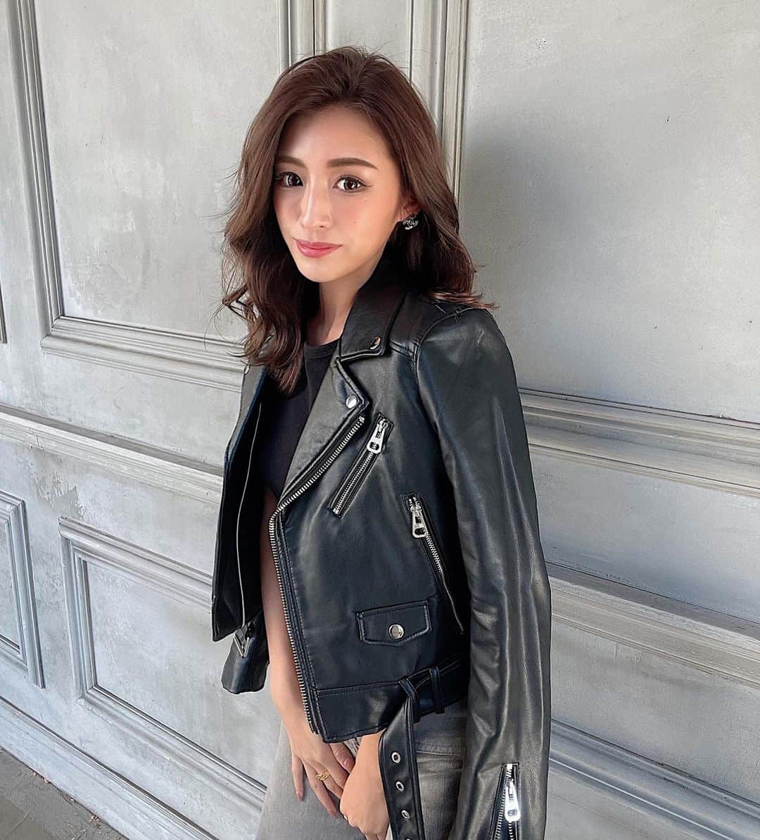 のインスタグラム：「NEW POST !!🤍 ㅤㅤㅤㅤㅤㅤㅤㅤㅤㅤㅤㅤㅤ ㅤㅤㅤㅤㅤㅤㅤㅤㅤㅤㅤㅤㅤ 今日はあさから寒かった❄️ みなさん風邪ひかないように 気をつけてお過ごしてね🙏🏼 ㅤㅤㅤㅤㅤㅤㅤㅤㅤㅤㅤㅤㅤ ㅤㅤㅤㅤㅤㅤㅤㅤㅤㅤㅤㅤㅤ そしてまたもや✌🏽♪♪ 超音波トリートメントもしてもらって また可愛く仕上げてもらったよ👅♡ ㅤㅤㅤㅤㅤㅤㅤㅤㅤㅤㅤㅤㅤ  @tatsunori.7 には19歳の時から ずっとやってもらってて @welly_tokyo_official の人たち フレンドリーでほんとに居心地いいの。とてもら行きやすくてオススメ💯🤣 ㅤㅤㅤㅤㅤㅤㅤㅤㅤㅤㅤㅤㅤ ㅤㅤㅤㅤㅤㅤㅤㅤㅤㅤㅤㅤㅤ そして髪の毛伸びた！✌🏽 ㅤㅤㅤㅤㅤㅤㅤㅤㅤㅤㅤㅤㅤ ㅤㅤㅤㅤㅤㅤㅤㅤㅤㅤㅤㅤㅤ  #ヘアカラー #アッシュベージュ  #ベージュカラー #ootd #fashion #美容室」