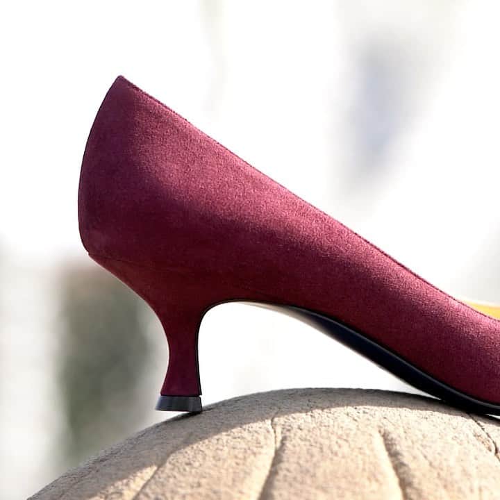 アレッサンドロオテーリのインスタグラム：「Good shoes take you to good places! Shop this amazing B50 Dark Chic dècolletè online on alessandrooteri.com ✨ . . . . #Otericollection #Alessandrooteri #Oterishoes #madeinitaly  #luxuryshoes #shoes #luxurydecollete #shoesinspiration #Shoeslover #Milano #Milanoshoes #musthaveshoes  #fashionable #PurpleShoes #Highheels  #fashiondesigner #style #leathershoes #glamour #Oteriluxuryshoes #Shoesinspiration #Milan #Colorfulshoes #Passionfordecollete #Fashioncontent #Coolshoes」