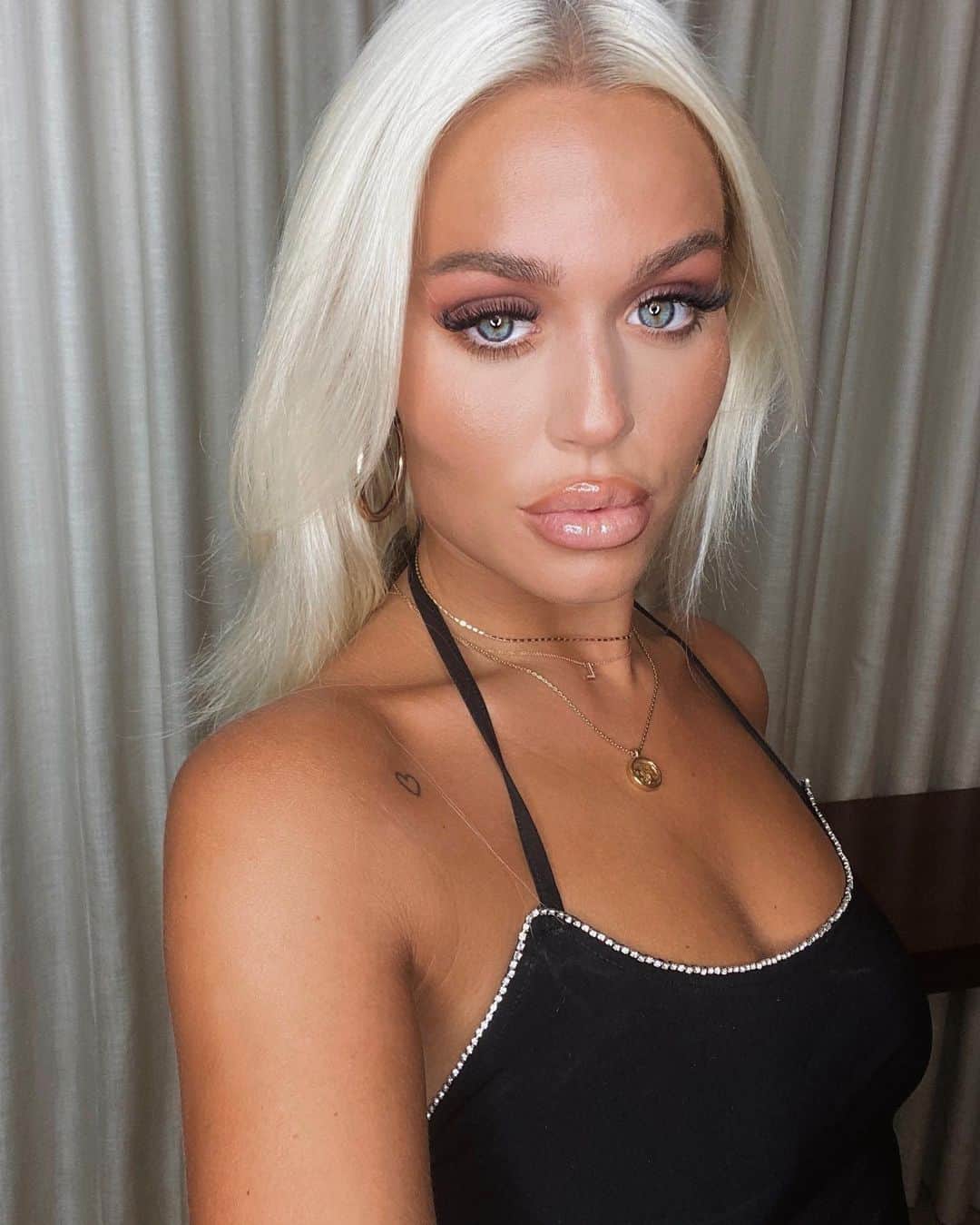 ロッティー・トムリンソンのインスタグラム：「little v day make up inspo 💕💜 using @urbandecaycosmetics born to run palette on my eyes & @tanologisttan medium mousse on the body 🤍」