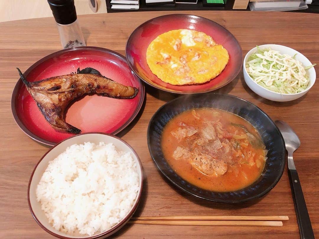 中島浩二さんのインスタグラム写真 - (中島浩二Instagram)「今夜の晩餐だすーー🤣🤣🤣  約束通り、大嶋屋さんの干物、鰤カマの味醂干しと、アルゼンチンの赤エビのオムレツ。これはエビの出汁を楽しむ為に、塩だけの味付け。そして、トマトスープ。 ちなみに、トマトスープは、これまた美味しいスープなので、明日にでも作り方を映像とともにアップするだすーー🤣🤣🤣  しかし、干物はうみゃかっただすーー😊 ちなみに、大嶋屋さん（@himono_oshimaya）は10日から始まる博多駅のファーマーズマーケットでブース出すらしいので、食べたいって人はどーぞ😊😊😊  あ、それから大事なお知らせ。 いよいよ、週末金曜日の夜、9時半くらいからクラブハウスでタイ政府観光庁のトミーとタイの話をダラダラしようかなーって考えてるんで、是非、楽しみにしといて下さいだすーー🤣🤣🤣  #鰤カマのみりん漬け #福岡干物　#エビオムレツ #赤エビ　#トマトスープ #ご馳走　#晩ご飯の献立」2月8日 20時52分 - koji_nakajiii