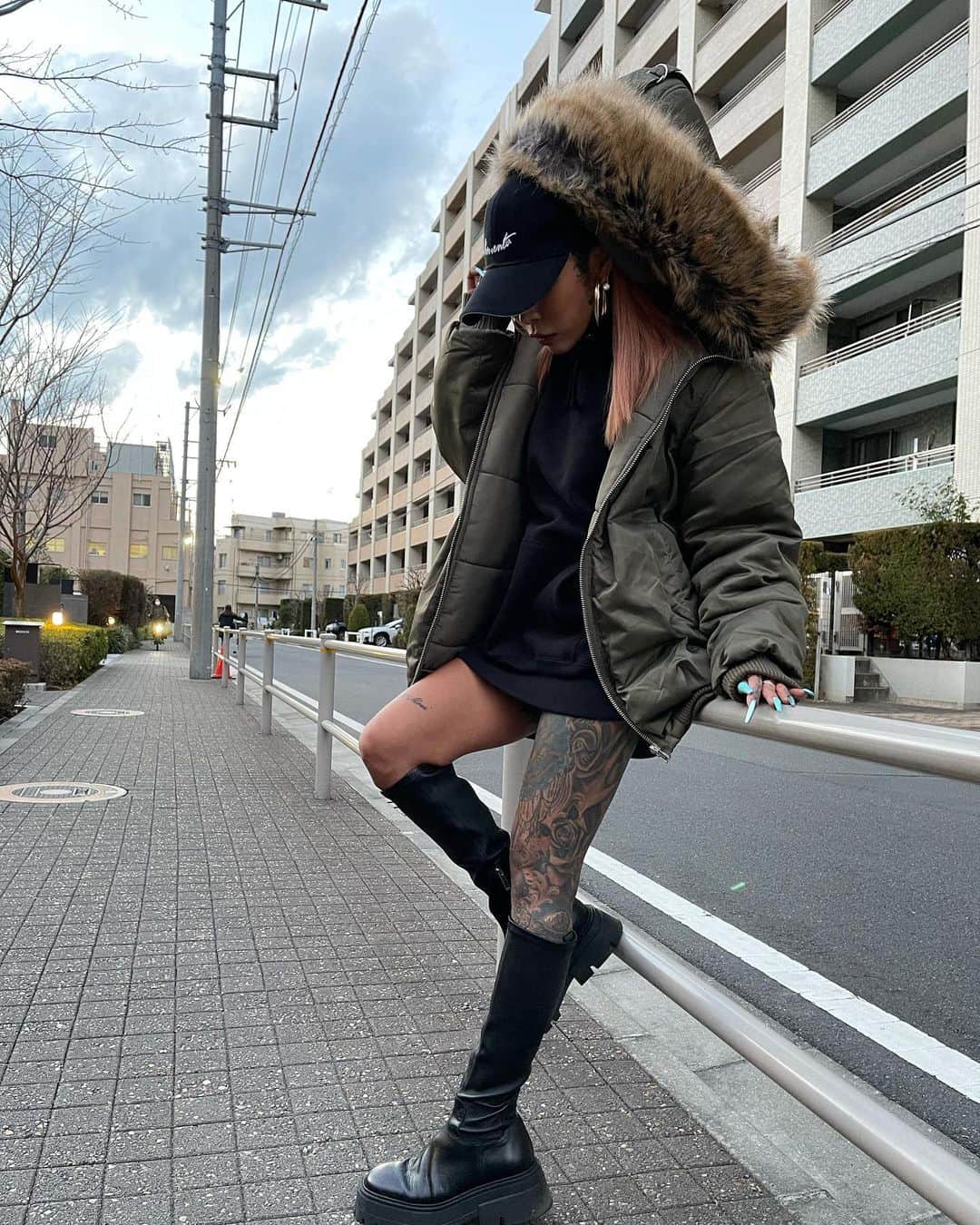 のインスタグラム：「OUTER→ @tablet_hotel 💜  TOPS→alu comingsoon🐈‍⬛  ECOBAG→alu comingsoon🐈‍⬛  BOOTS→ @zara 💜」