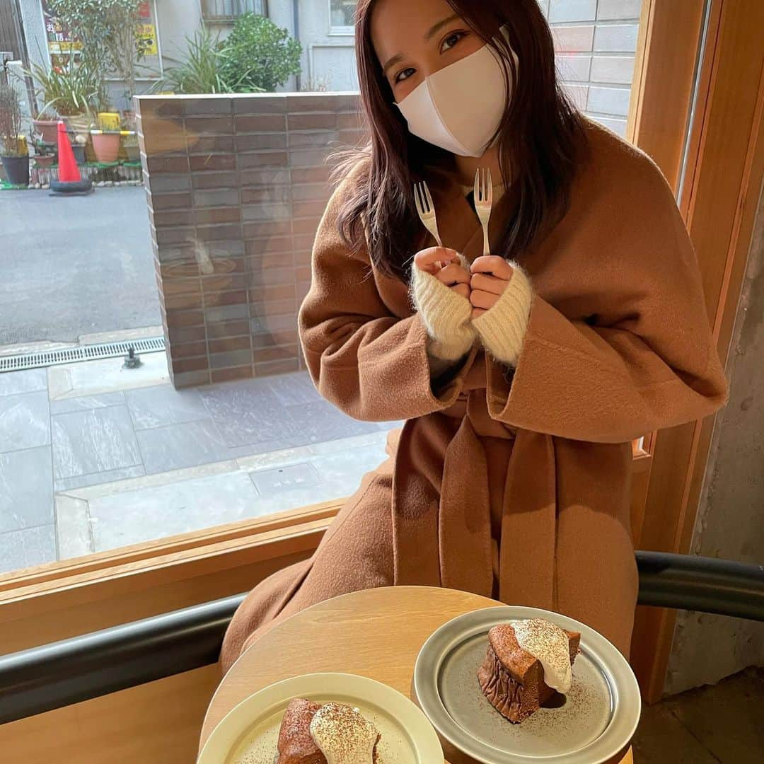 しよりさんのインスタグラム写真 - (しよりInstagram)「いとちゃんと気になってたカフェへ❤︎  とってもおいしかったし、 お口に合ったらしくbirthday girlのいとが ケーキおいしい！って喜んでたから よかった😻✨ふふふ  ガトーショコラも生クリームも美味しかった！  けど目当てのキャンドルケーキは売り切れてたので また改めて行きたいなー☕️」2月8日 20時55分 - shiyooori