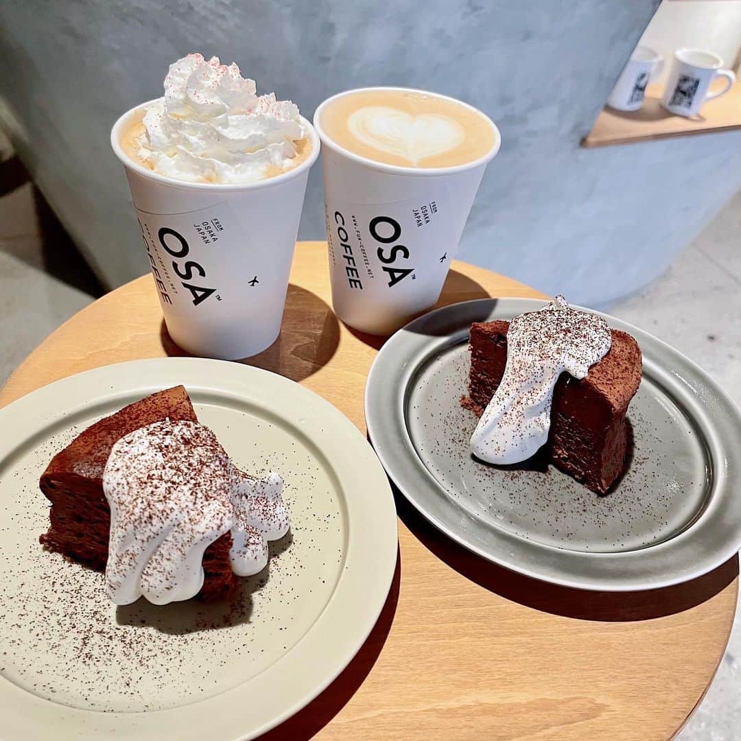 のインスタグラム：「いとちゃんと気になってたカフェへ❤︎  とってもおいしかったし、 お口に合ったらしくbirthday girlのいとが ケーキおいしい！って喜んでたから よかった😻✨ふふふ  ガトーショコラも生クリームも美味しかった！  けど目当てのキャンドルケーキは売り切れてたので また改めて行きたいなー☕️」