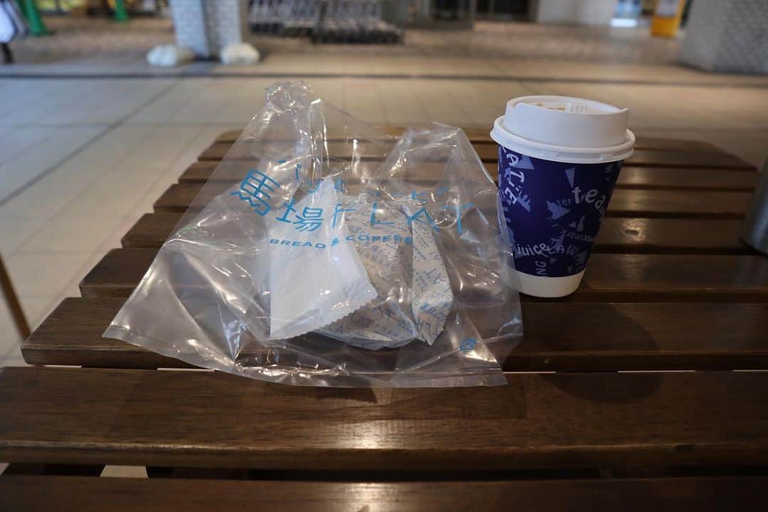石井輝明さんのインスタグラム写真 - (石井輝明Instagram)「高田馬場。 昨日、今日と最高で最幸な二日間を過ごさせていただきました。 しばらく色んなことを頑張れそうです。  #馬場flat #cafe #coffee #カフェ #喫茶店 #東京カフェ #高田馬場カフェ #カフェ芸人 #袋から開けてないからわからんけど #ミルクフランスをいただきました #めちゃくちゃ美味しかった #袋から開けてないからわからんけど #袋から開けといたらよかったけど #なんで袋から開けなかったのか #自問自答してる #あの時に戻れるなら #袋から開けたい #もう袋から開けられないけど #それを背負って生きていく #袋から開けなかった男として #そうやって生きていく」2月8日 20時56分 - comandanteishii
