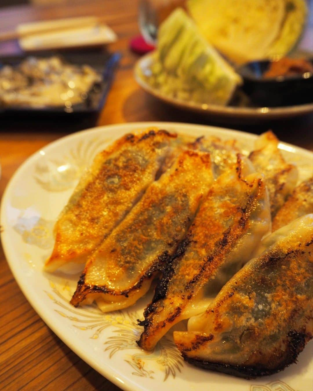 吉野千穂さんのインスタグラム写真 - (吉野千穂Instagram)「千穂飯🌿  『牡蠣餃子』  伝説の家政婦 志麻さんが作っていた牡蠣の餃子！ 美味しすぎて2回目！ なんで思いつかなかったんだろうって思うくらいシンプルだけど牡蠣の美味しさをとっても引き出していて、志麻さん尊敬…🥺✨ (わたしのレシピですって言いたいくらいだ！)  餃子の皮にオイスターソース塗って、大葉と牡蠣を包んで餃子と同じように焼くだけ👏🥟  牡蠣の季節が終わる前にもう一回？いや、2回？3回？やりたい！ * * #餃子#ギョーザ#牡蠣の餃子#伝説の家政婦志麻さん#志麻さん#牡蠣#大葉#オイスターソース#簡単レシピ#作り置き#作り置きレシピ#常備菜#千穂飯#管理栄養士ごはん#管理栄養士#吉野千穂#おうちごはん#毎日ごはん#朝ごはん#お昼ごはん#晩ごはん#今日のごはん#おうち居酒屋#おつまみ#おつまみレシピ#フードスタイリスト」2月8日 20時56分 - chiho_yoshino