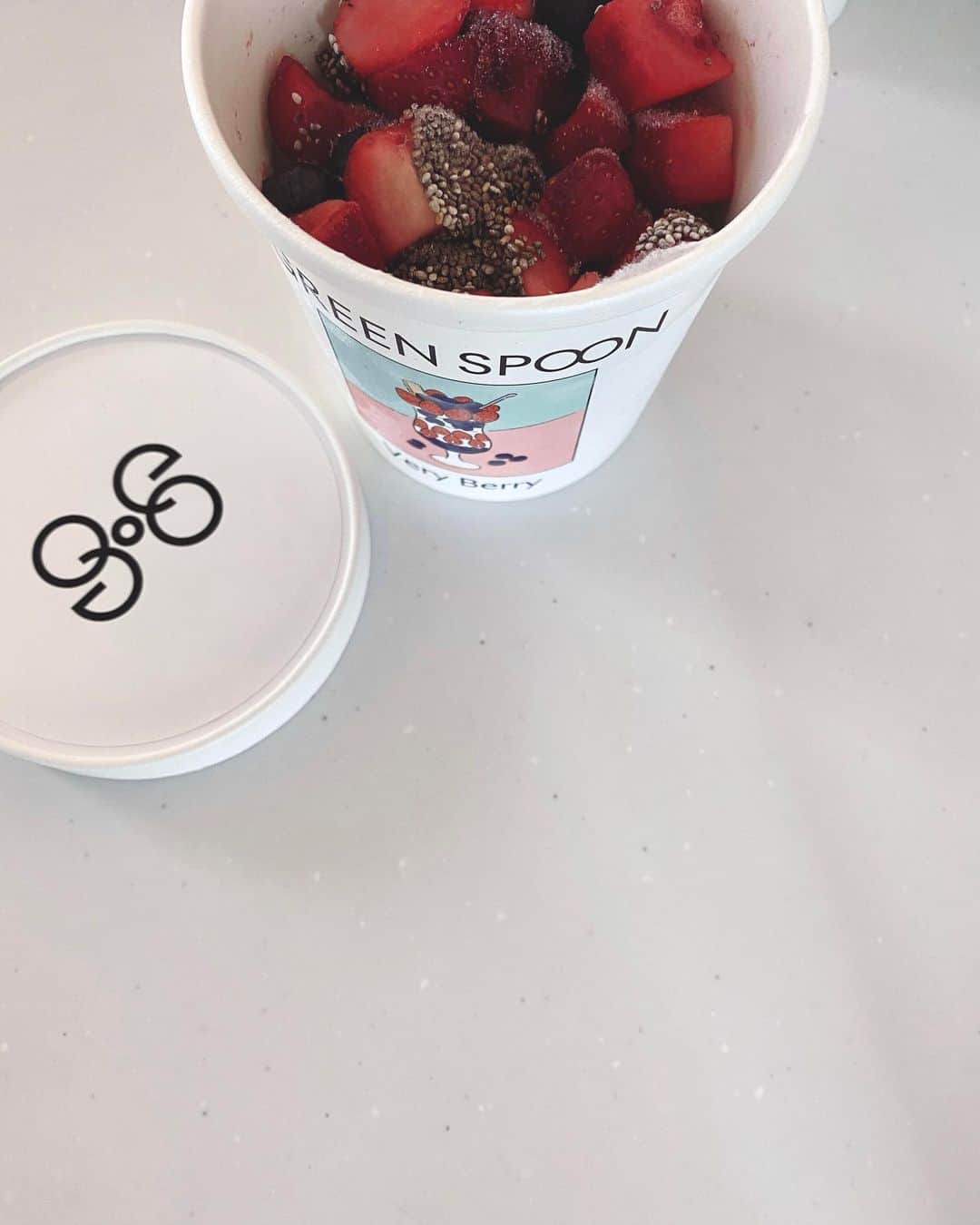 のインスタグラム：「家族みんな好きなスムージー🍓 パッケージも可愛くてテンション上がる！ @greenspoonjp  #greenspoon#グリーンスプーン#パーソナルスムージー#スムージー#置き換えダイエット#ダイエット#朝食#美容#健康#おうち時間#男の子ママ#新米ママ#美肌#カフェごはん#おうちカフェ#おやつ#アラサーママ#30代女子#アラサー女子#時短ご飯」