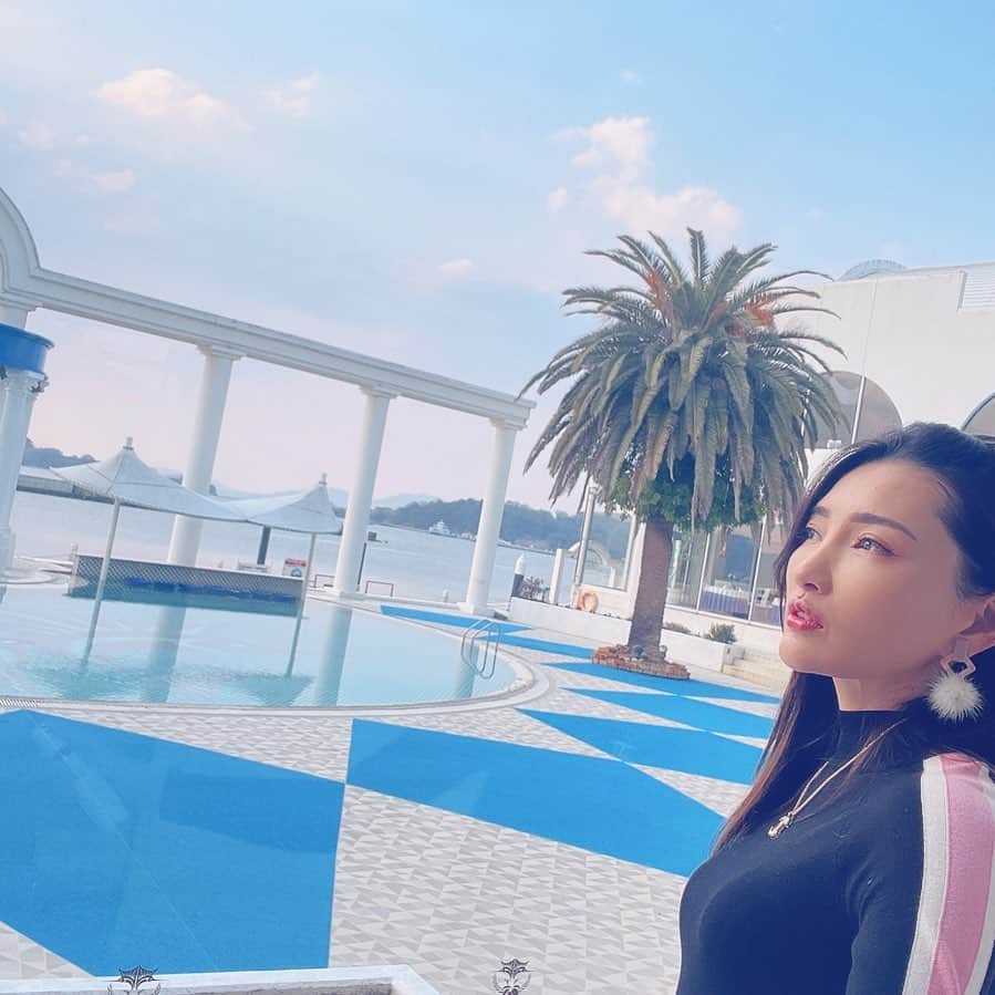 マキろんのインスタグラム：「最近空を見上げて 思うこと🏖🌈✨ ・ もしコロナ禍じゃなかったら 出会えなかったひとも 辿り着けなかった場所も あるな・・・と ・ ここもそのひとつ ・ 岡山に帰ろうなんて 思ってもなかったし 自然豊かで素晴らしい この場所を再度 訪れることもなかった ・ そろそろ コロナ禍も最終章を 迎えそうな今 ・ 当初は戸惑いや 悔しさが混在するなか 不安だらけでしたが ・ ほんとに 周りに恵まれて 出会いに恵まれて とても心地よい 日々を過ごすことが できています ・ 私と出会ってくれてありがとう 私をこの場所にいざなって くれてありがとう #山内智恵#マキろん#japanesegirl  #ファッション#fashion #可愛い#ありがとう#大好き #follow#ootd#空 #海#風 #大好きな人 #大好きな場所」