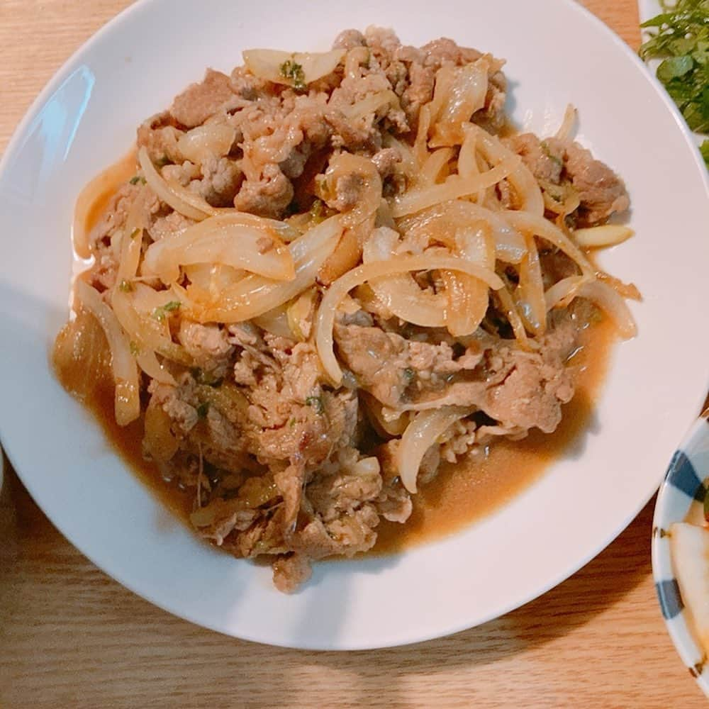 上地春奈さんのインスタグラム写真 - (上地春奈Instagram)「2021年2月8日 20:55 ☆韓流ご飯☆ テーマ：ブログ 韓流見てたら、韓国料理食べたくなるよね🤣😂🖖  スーパー行ったら、炒めるだけのプルコギが売ってたから、買うよね😂🤣🖖  ニンニクと玉ねぎ足して😁⤴︎‼️  激辛サンラータンスープ作って🎶  この激辛入れたらでぇーじ美味しいよ🤸‍♂️⤴︎🎶🖖  この激辛が好きすぎてストックしてるからね、あたす😂🤣🏋️‍♀️  プルコギは、レタスに、きゅうりと大葉挟んで食べるのが好きで😍⤴︎🤸‍♂️‼️  お美味しすぎてご飯が止まらない😂🤣👋  マシセヨー🤸‍♂️🎶💕‼️  韓流オススメしてくれてカムサハムニダ⤴︎💕❣️  愛の不時着見た後に、どれどれと、 色々キャスト調べてたら、あたす、 ヒョンビンの作品、色々見てた🤣😂👋‼️  のに、全然気付かず新規パターンで見てた😂🤣  キムサムスンも、シークレットガーデンも見てその度に、ヒョンビンに、くぅくぅラブデレデレラブラブ言ってたの思い出した🤣😂‼️  私の記憶。。。。  まじなーむー🤣😂🖖  #上地春奈#プルコギと激辛サンラータン♡#マシセヨー🎶#シークレットガーデンでのヒョンビンの腹筋チュ#あたすもかまされたい♡」2月8日 20時59分 - uechi_haruna