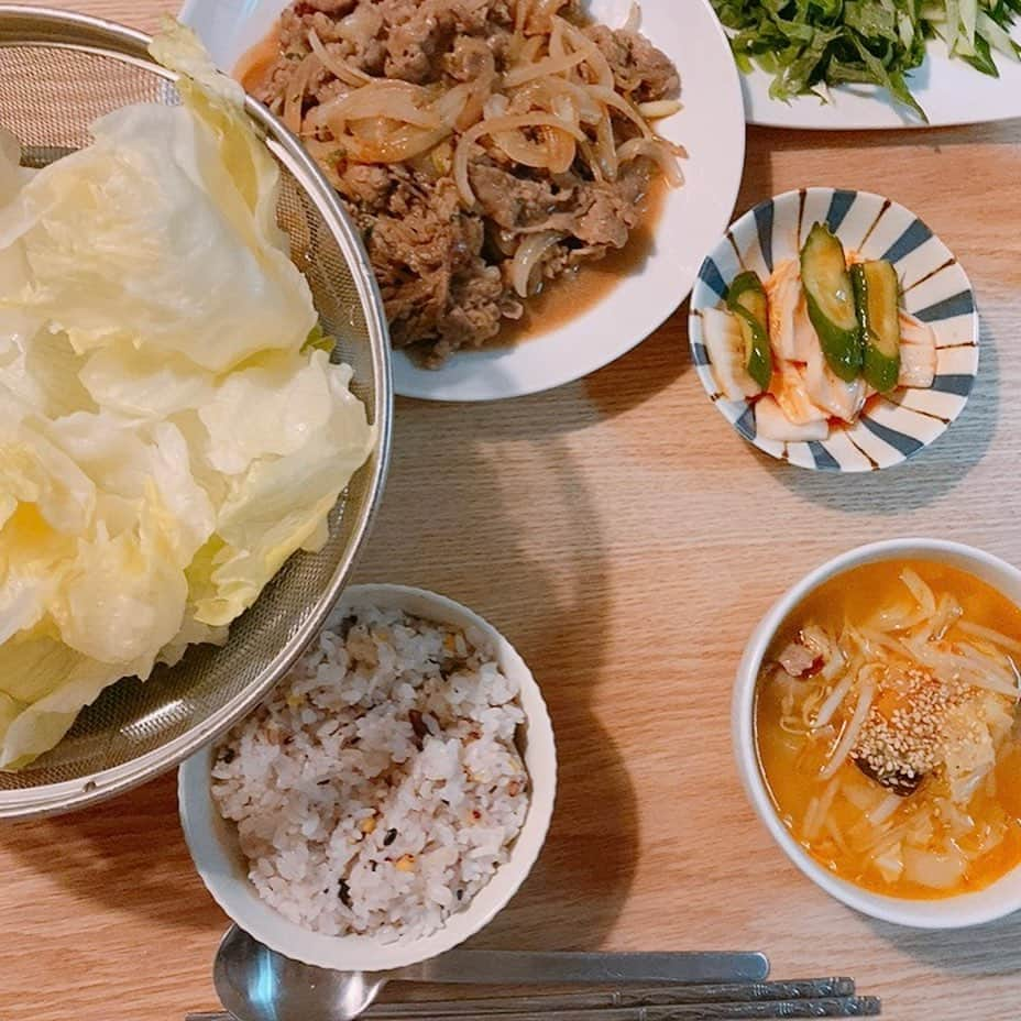 上地春奈さんのインスタグラム写真 - (上地春奈Instagram)「2021年2月8日 20:55 ☆韓流ご飯☆ テーマ：ブログ 韓流見てたら、韓国料理食べたくなるよね🤣😂🖖  スーパー行ったら、炒めるだけのプルコギが売ってたから、買うよね😂🤣🖖  ニンニクと玉ねぎ足して😁⤴︎‼️  激辛サンラータンスープ作って🎶  この激辛入れたらでぇーじ美味しいよ🤸‍♂️⤴︎🎶🖖  この激辛が好きすぎてストックしてるからね、あたす😂🤣🏋️‍♀️  プルコギは、レタスに、きゅうりと大葉挟んで食べるのが好きで😍⤴︎🤸‍♂️‼️  お美味しすぎてご飯が止まらない😂🤣👋  マシセヨー🤸‍♂️🎶💕‼️  韓流オススメしてくれてカムサハムニダ⤴︎💕❣️  愛の不時着見た後に、どれどれと、 色々キャスト調べてたら、あたす、 ヒョンビンの作品、色々見てた🤣😂👋‼️  のに、全然気付かず新規パターンで見てた😂🤣  キムサムスンも、シークレットガーデンも見てその度に、ヒョンビンに、くぅくぅラブデレデレラブラブ言ってたの思い出した🤣😂‼️  私の記憶。。。。  まじなーむー🤣😂🖖  #上地春奈#プルコギと激辛サンラータン♡#マシセヨー🎶#シークレットガーデンでのヒョンビンの腹筋チュ#あたすもかまされたい♡」2月8日 20時59分 - uechi_haruna