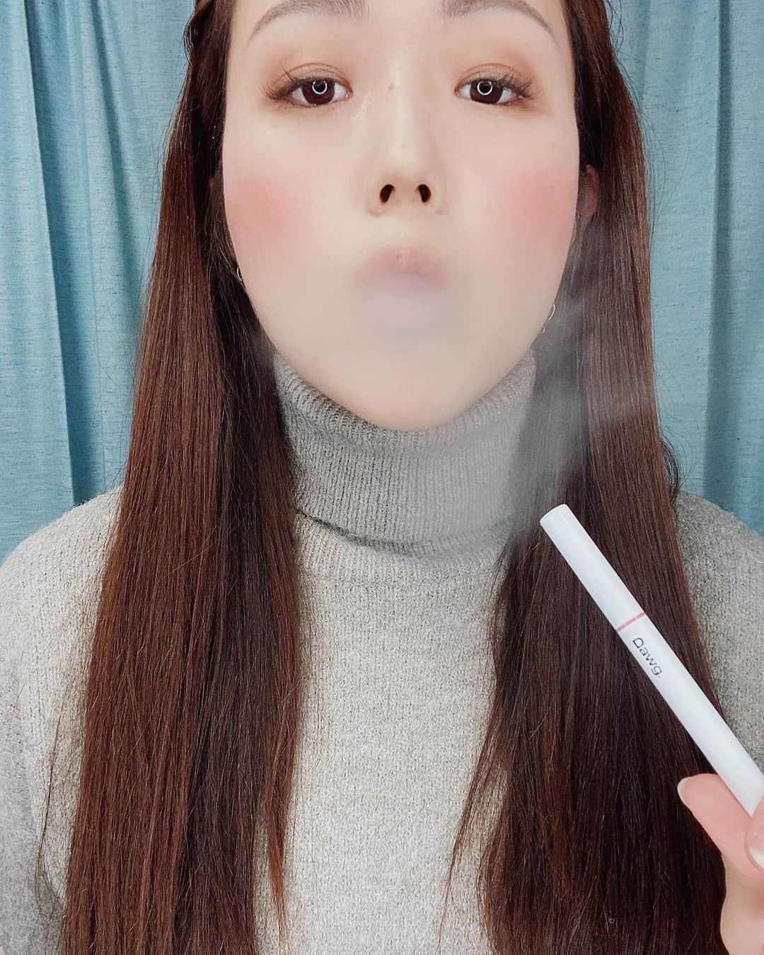 藤田早希のインスタグラム：「これやりたかったやつw CBDっていま結構注目されてて、 睡眠障害の改善やストレス解消など 効果あるの。 ちゃんと安全性・有用性をWHOに認定されてるから 安心して使えるよー😌. . . .  #dawg #dawg_cbd #cbdvape #vape #電子タバコ #pr . . . .」