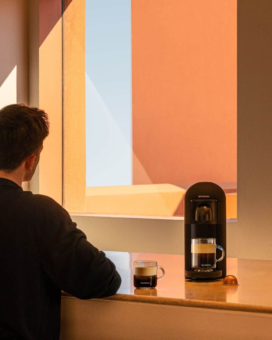 Nespressoのインスタグラム：「Warm light and warm #Vertuo coffees.   How do you recharge for the week?  @thismintymoment  #Nespresso  #Nespressomoments  #Vertuo」