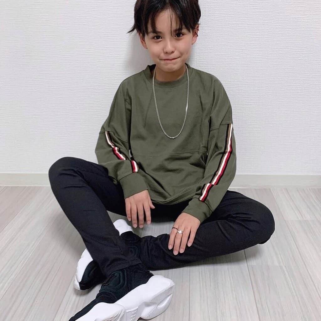 GLAZOSのインスタグラム：「. . ＼pick up items／ . . @mary_minafy 様. 👑抗菌防臭袖ラインバックプリント長袖Tシャツ . . @aaaiii579171122 様. 👑抗菌防臭袖ライン切替スタジャン 👑抗菌防臭BIGロゴ長袖Tシャツ 👑ストレッチツイル・イージーアンクルパンツ . . @rikugaku0106 様. 👑抗菌防臭BIGロゴ長袖Tシャツ . . . #repost #ありがとうございます！ カッコ良く着ていただきありがとうございます！✨😍 . . #glazos #kidsfashion #kids #kidsootd #kids #kidscoordinate #男の子 #子供服 #wear #小学生男子 #小学生 #ジュニア服 #中学生コーデ #トレーナー #シンプルコーデ  #春服コーデ #春服」