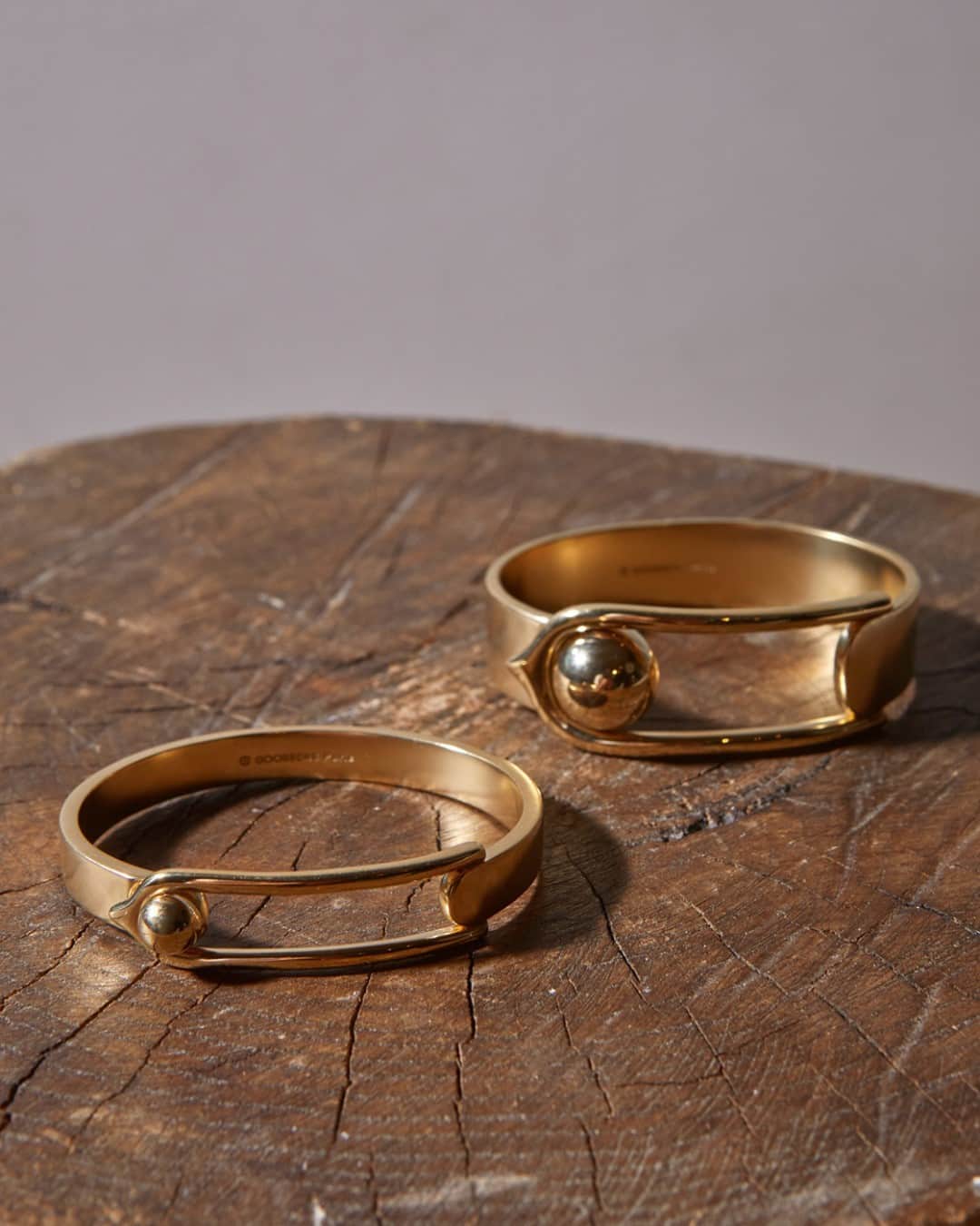 グーセンス パリのインスタグラム：「Our BOUCLE Bracelets: a gift for two. "Like a marvellous attachment. Like a link in the eyes of all."  Les Bracelets Boucle : un cadeau à s'offrir à deux. « Comme une attache merveilleuse, Comme un lien aux yeux de tous ».」