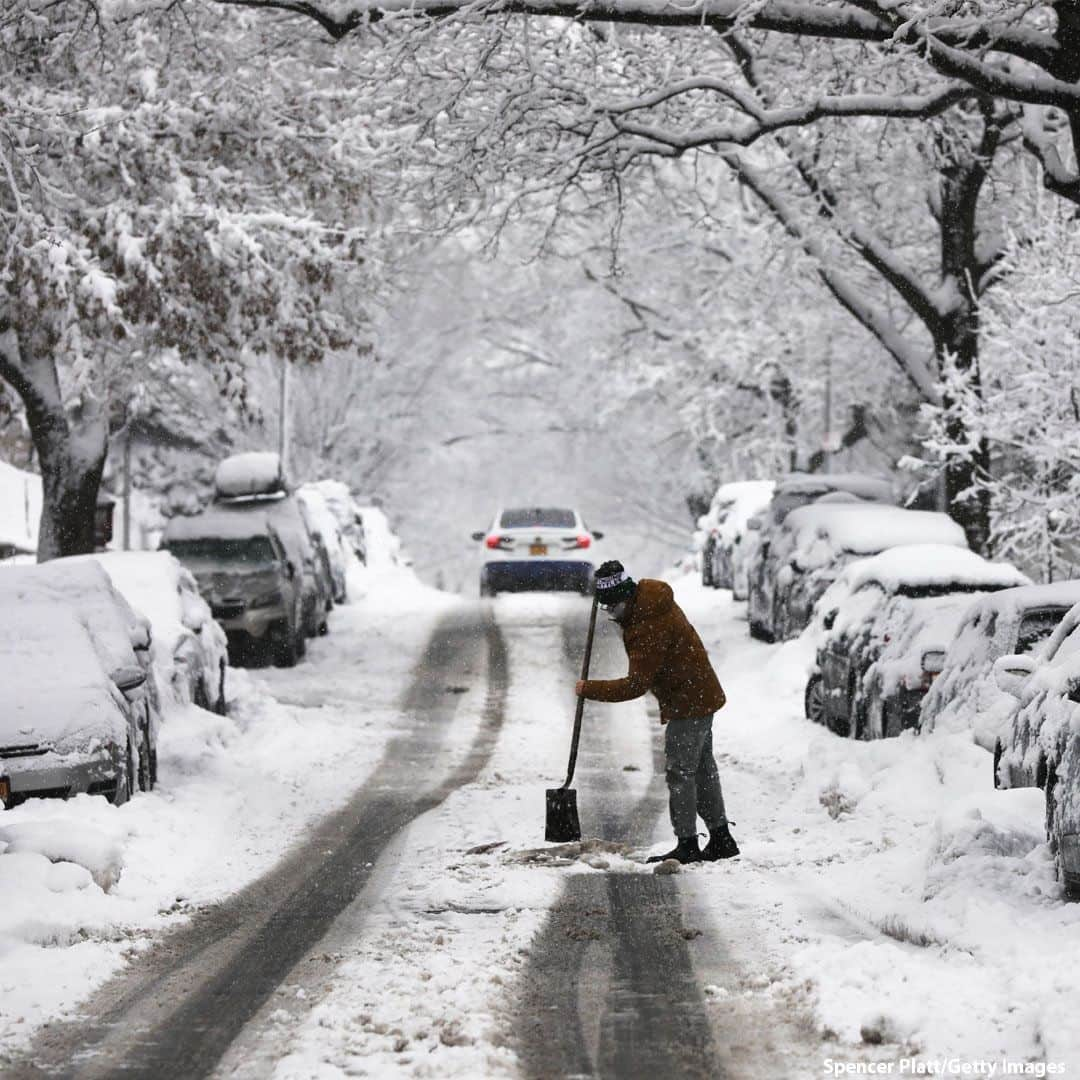 ABC Newsさんのインスタグラム写真 - (ABC NewsInstagram)「A person shovels snow after a snow storm in New York City. The region around New York is experiencing its second major snow storm in a week with up to 8 inches falling in the city and outlying areas.  #snow #snowday #winterstorm #weather #newyorkcity」2月8日 21時00分 - abcnews