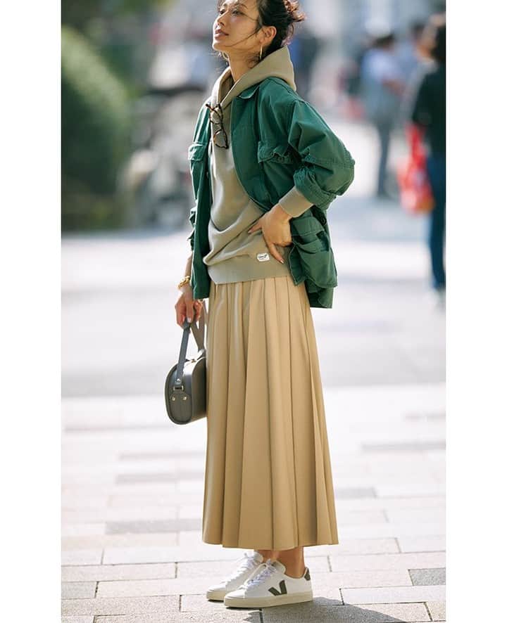 Domani編集部公式アカウントさんのインスタグラム写真 - (Domani編集部公式アカウントInstagram)「牧野紗弥さんが着こなしているのは、〝ebure〟のスカート。 . レザーのマキシスカートで、モードを帯びたカジュアルスタイルに仕上げているのがポイントです✨ . #domani #雑誌ドマーニ #雑誌domani #webdoman #コーディネート #大人のおしゃれ #今日のコーデ #明日のコーデ #ママファッション #ootd #ファッション #fashion #ママコーディネート #今日何着る #コーデ #エブール #ebure﻿ #スカート #レザースカート #マキシスカート #スカートコーデ #レザースカートコーデ #マキシスカートコーデ #ブルゾン #ブルゾンコーデ #フーディ #フーディコーデ #パーカー #パーカーコーデ」2月8日 21時00分 - domani_official