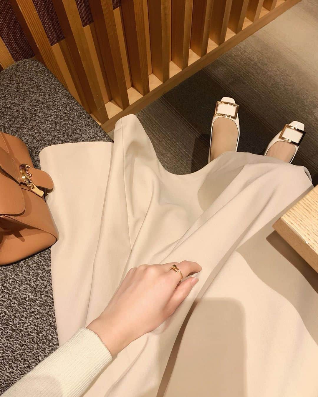 ハンナミのインスタグラム：「3足目の rogervivier 🌸 履きやすくて ほんとうお気に入り ✨  knit, skirt #eneu shoes #rogervivier」