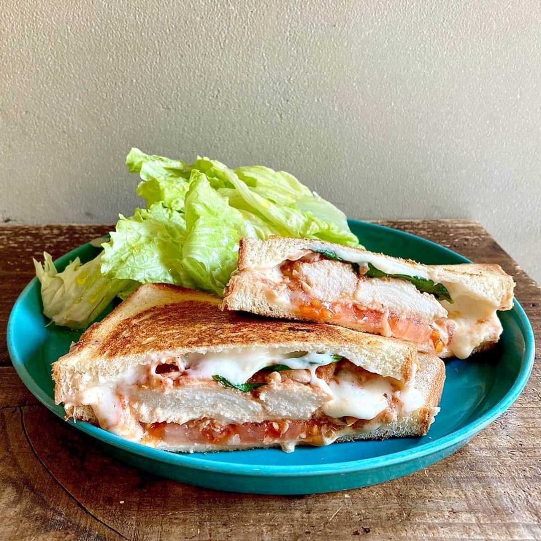 WorldNeighborsCafe/SoooLiquidのインスタグラム：「【新しいサンドイッチのお知らせ】⁠ こんばんは、WORLD NEIGHBORS CAFEです。⁠ Margherita Chicken Snadwich（マルゲリータチキンサンド）の販売が開始しました！⁠ ⁠ あつあつトロトロのモッツァレラチーズと、トマト、バジル、トマトとジェノベーゼソースでマリネしたローストチキンが挟まっています。⁠ ⁠ 全品テイクアウトも可能です🙆‍♀️⁠ ジューシーなホットサンド、ぜひお試し下さい🥪🥪⁠ ⁠ #worldneighborscafe #soooliquid⁠⁠ ⁠ ーーーーーーーーー⁠ weekday...11-20⁠ weekend...10-20⁠ closed...wednesday⁠ L.O...19:30⁠ ーーーーーーーーー⁠ ※引き続き、19時30分ラストオーダー、20時までの営業となります。よろしくお願い致します。」