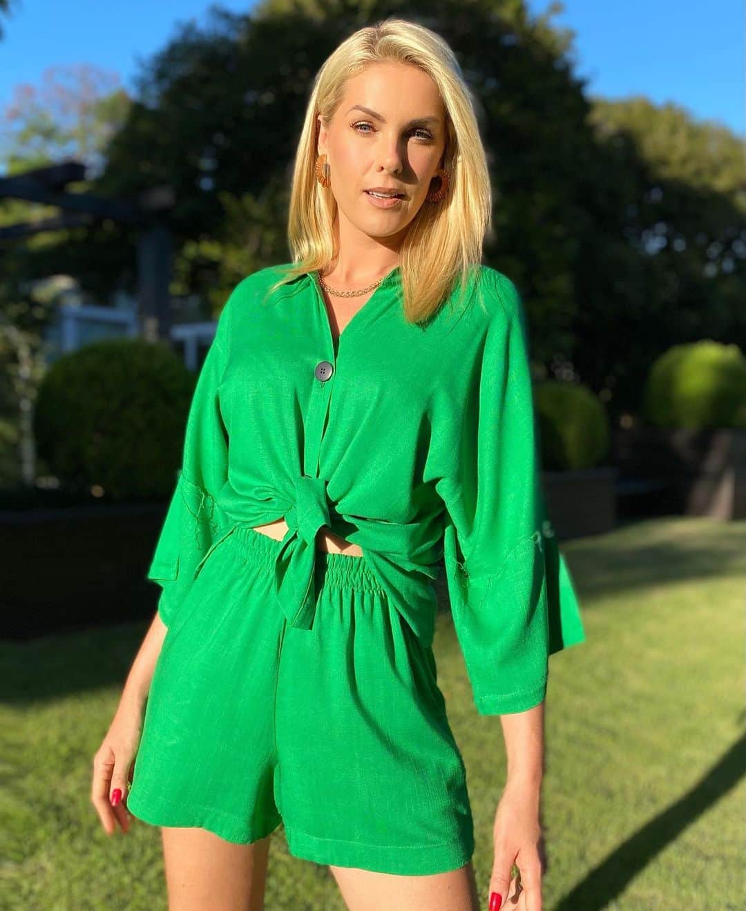のインスタグラム：「Bom dia! Que a semana venha carregada de notícias boas, alegrias inteiras, gente de bem, sorrisos verdadeiros e bençãos sem fim! 🙏🏻❤️ #boasemana #monday #lookah」