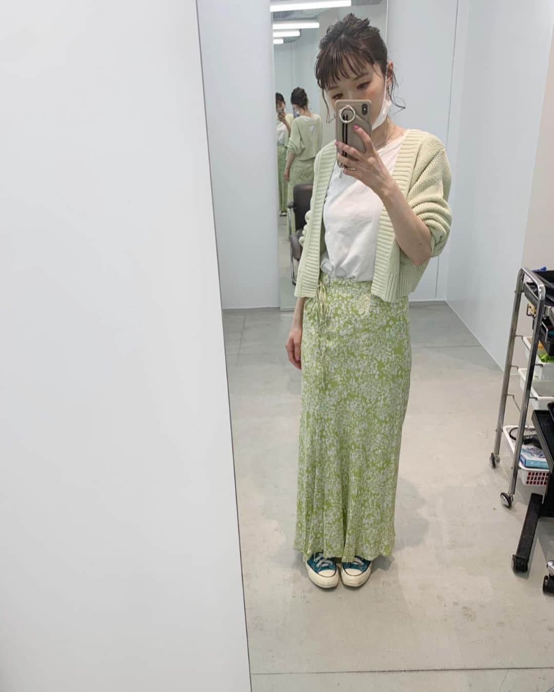佐々木千紘のインスタグラム：「今週も沢山のご来店をありがとうございました🙇‍♀️💞🌿今日は寒い1日でしたがピスタチオカラーで春の服にしました🌱また水曜日からよろしくお願い致します🙇‍♀️✂︎💕  .  #romp恵比寿#恵比寿サロン#恵比寿美容室#fashion#ピスタチオカラー#ヘアアレンジ#いつもありがとうございます」