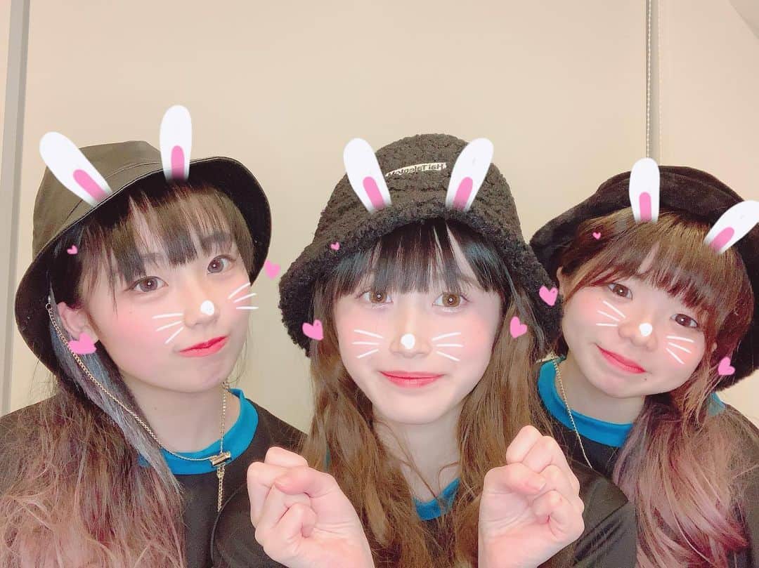 のインスタグラム：「いつもガールズバンドブロックを 応援してくれてるファンの皆さまへ  大好きなももぞうちゃんへ  私にとってももちゃんは大好きな 甘えられるお姉ちゃん的存在でした。  ももちゃんと一緒に過ごして来た 楽しい日々は大事な宝物です。  一緒にいて色々な事を ももちゃんから教えてもらいました。  ずっと一緒にいられると思ってたから 中々受け入れる事が出来なかったけど… お互いが決めた道を前を向いて 精一杯がんばって行こうと思います！  私はMeyと武道館でLIVEする夢を 叶える為にガールズバンドブロックを これからもがんばります！  そして大好きなももちゃん！ 短い間だったけどガールズバンドブロック のメンバーになってくれてほんとにありがとう✨  ももちゃんがメンバーになってくれて ほんと嬉しかったです！  大好きなももちゃんの事 ずっとずっとずっと応援してます！  2/13ももちゃんと3人での最後のLIVE みんな応援しに来てくれたら嬉しいです！ 宜しくお願いします。 　　　　　　　　　　　　　    安城夢那  @mey555block  @momo_zoh12 @gbb_officialjpn」