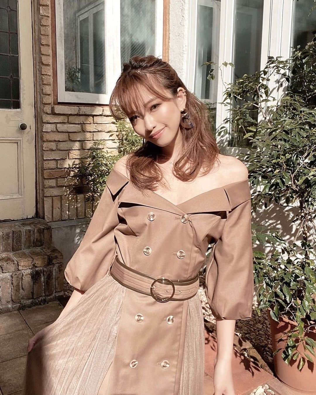 木田絵里香のインスタグラム：「. 昨日ストーリーで何件かご質問頂いたんだけど、先行販売は本日から始まってます😽👌🏼 . オフショルシャツワンピース🌙 ストーリーにリンク貼っておきますねん☺︎ . #ワンピ#シャツワンピ#オフショル#コーデ#ワンピース#オフショルダー」