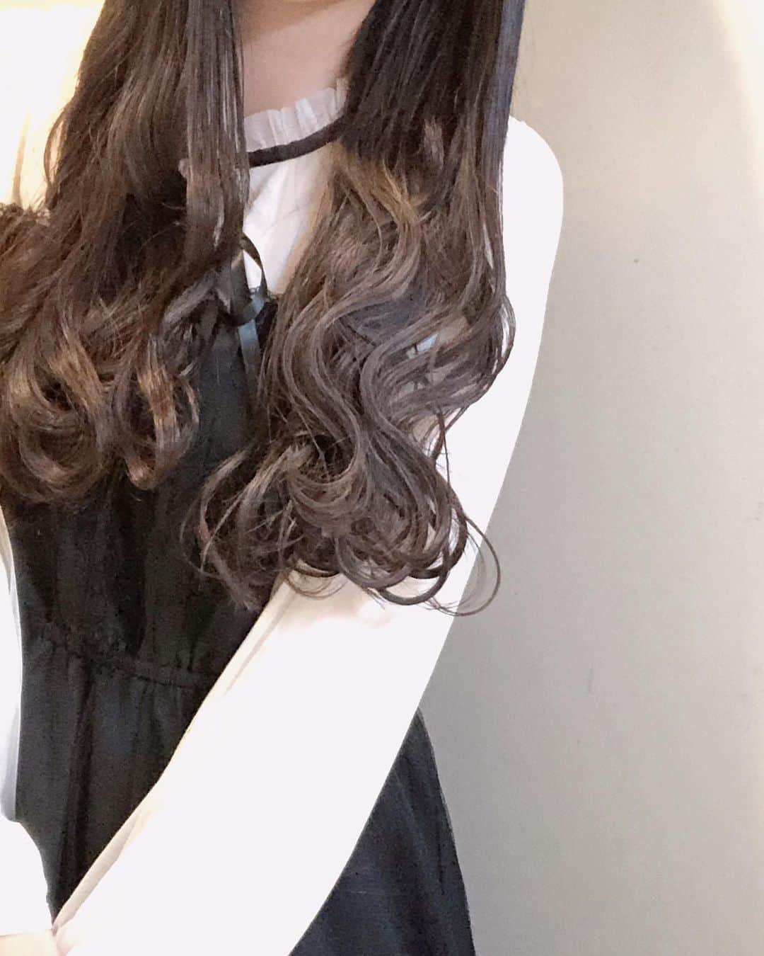 尾野寺みさのインスタグラム：「﻿ ﻿ 関係者の方がインスタを見てくださっているのを知って嬉しいようで恥ずかしいようでむず痒いです笑﻿ ﻿ ﻿ ﻿ #ウェーブ巻き #巻き髪 #ロングヘア﻿ #36mm #コテ #コテ巻き ﻿ #ヘアアレンジ」