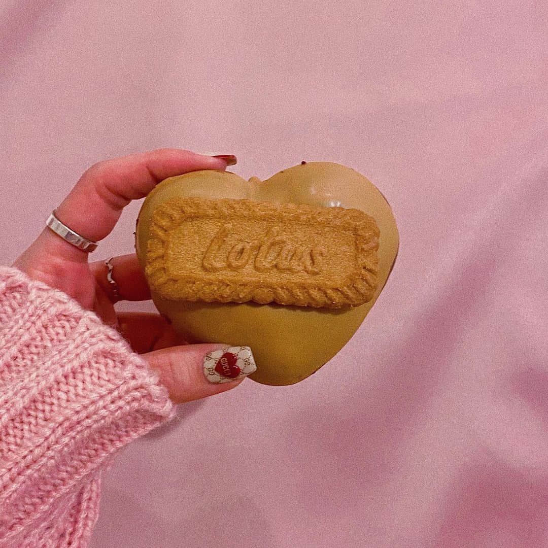 中島奈津希のインスタグラム：「🍩💭💞﻿ ﻿ ﻿ ﻿ #krispykremedoughnuts (@krispykremejapan )へ﻿ #バレンタイン限定 の#フォンダンドーナツ を買いに行ったら﻿ ﻿ ﻿ ﻿ ﻿ なんと！！﻿ ﻿ ハートシェイプの﻿ #ロータスドーナツ が😱❤️❤️❤️❤️❤️❤️﻿ ﻿ ﻿ ﻿ ﻿ ﻿ ﻿ 前に普通の#ロータスコラボ のドーナツが発売してたのは知っていたけど、﻿ ハート型は初めて見たぞ🥺❤️❤️❤️❤️❤️﻿ これもバレンタイン限定なのかな？？﻿ ﻿ ﻿ ﻿ ﻿ ﻿ こんな可愛いドーナツ見つけたら﻿ #ジェラピケ の#ロータスルームウェア が﻿ 突然欲しくなるやつ🙄💭❤️←﻿ ﻿ ☁️☁️☁️☁️☁️☁️☁️☁️☁️☁️☁️☁️☁️☁️☁️☁️﻿ #クリスピークリームドーナツ#バレンタインデー﻿ #lotus#lotusdonut#gucci#guccinail#グッチ#グッチネイル#guccivalentine」