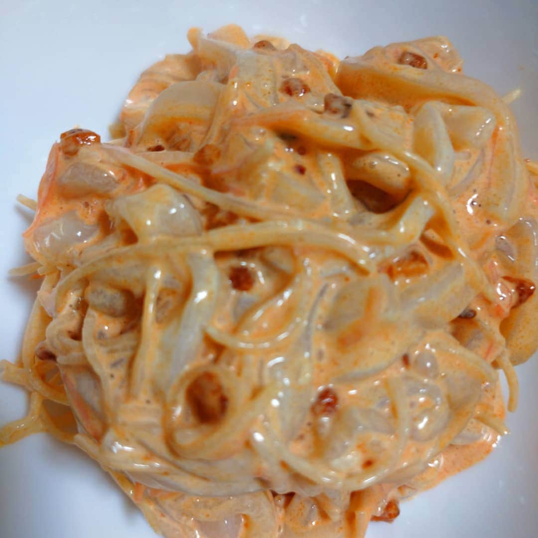 橋本和樹のインスタグラム：「今日のズボラ飯  お刺身イカと大根のつまを食べラーマヨ醤油で和えたイカ刺し #ズボラ飯 #自炊飯 #ドケチ飯 #プロレスラーが作る飯 #酒飲みの味 #基本茶色」