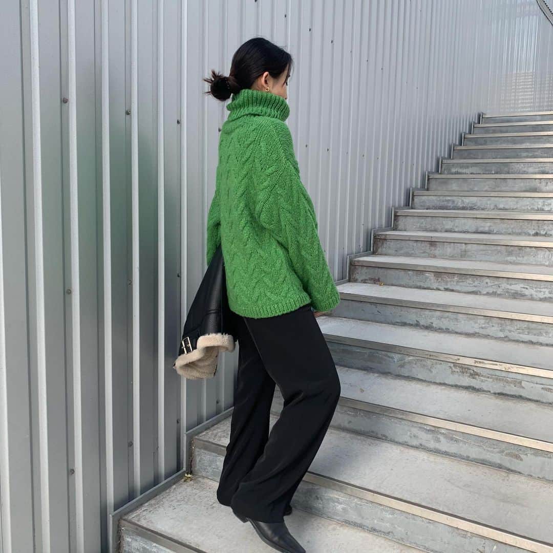 Alisaのインスタグラム：「🌳green🌳  気付けば服もネイルもグリーン💭  子どもの頃は好きな色とか聞かれても 特になくてみんな好きな色決まってて かっこいいなあと思ってたんだけど 大人になったら自然と好きな色になってた✌🏼  #green」