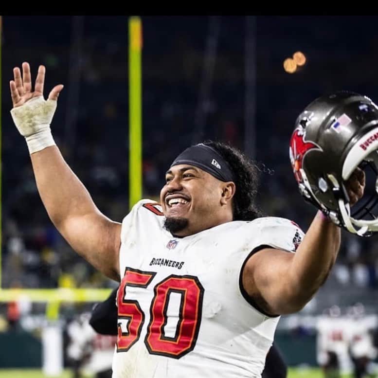 ネイト・ロビンソンのインスタグラム：「Congrats to my bro @vitavea for getting that 🏆, way to rep for @uw_football #bowdown to Washington #prodawgs」