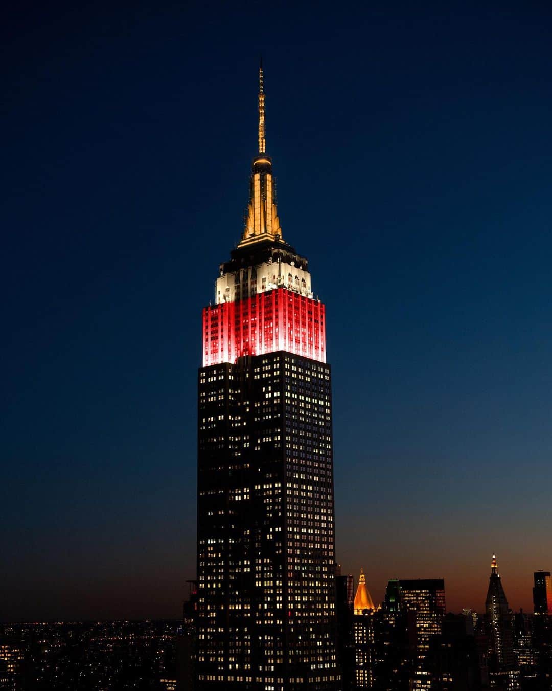 Empire State Buildingのインスタグラム：「CONGRATULATIONS TO THE @BUCCANEERS ON THEIR #SBLV VICTORY! 🏈 #GoBucs   We’ll be shining in their colors for the rest of the night to celebrate! #EmpireStateBuilding」
