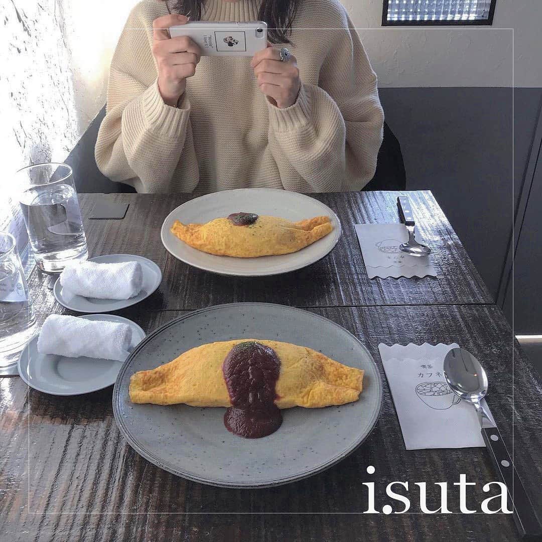 isutaさんのインスタグラム写真 - (isutaInstagram)「やっぱりオムライスが好き！﻿ ﻿ ﻿ 北海道にある「Cafuné（カフネ）」は、2019年7月にオープンしたカフェ。﻿ ﻿ ﻿ こちらには、純喫茶を思い浮かべさせる軽食メニューが揃います。﻿ ﻿ ﻿ お店の人気メニューの「オムライス（800円）」は、理想のオムライスを具現化したような見た目にときめいてしまいそう。﻿ ﻿ ﻿ こちらの昔ながらのオムライスは、リピーターも多い一品です。﻿ ﻿ ﻿ また、スイーツメニューでは「地蔵プリン（550円）」が大人気。﻿ ﻿ ﻿ こちらのプリンは、お店のマスターがかつて修行していた「北地蔵」のレシピを再現した歴史あるメニューなんだそう。﻿ ﻿ ﻿ おしゃれなカフェと喫茶店の要素のいいとこどりなお店「Cafuné」。﻿ ﻿ ﻿ 気になる方はぜひチェックしてみてください！﻿ ﻿ ﻿ 【Cafuné（カフネ）】﻿ 住所：北海道札幌市豊平区水車町２丁目３−２５ メープル・リバービュー 1F﻿ 営業時間：11:30〜19:30﻿ 定休日：月・火定休﻿ ﻿ ﻿ photo by﻿ @po___nchan﻿ @atsu_huk_﻿ @rats1316﻿ @_popococo_﻿ @photomaru__﻿ @tan___x11﻿ ﻿ ﻿ #isuta #イスタ #isutapic﻿ #isutacafe #カフェ巡り #おしゃれカフェ﻿ #カフェスタグラム #カフネ #cafune ﻿ #札幌カフェ #札幌カフェ巡り #cafe ﻿ #オムライス #プリン #札幌 #北海道 ﻿ #北海道カフェ #北海道カフェ巡り #ランチ ﻿ #札幌ランチ #ランチ #cafestagram #喫茶店﻿ #カフェ #カフェ好き#お洒落な人と繋がりたい﻿ #カフェ好きな人と繋がりたい #カフェ活」2月8日 12時13分 - isuta_jp