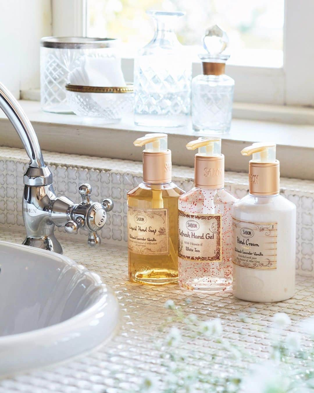 SABON Japanさんのインスタグラム写真 - (SABON JapanInstagram)「＜洗面台を彩るSABONのハンドケアアイテム＞ お気に入りの香りとともに、ハンドケアを楽しみませんか？ みずみずしい洗いあがりが心地よい、お肌に優しいSABONのハンドソープ。﻿ ココナッツ由来のナチュラルな洗浄成分を使用し、お肌の潤いを守る海藻由来成分を配合。 お肌に優しく幅広い肌タイプの方にお使いいただけます。﻿ ﻿　 ﻿ハンドソープにハンドジェル、クリーム。﻿ SABONのハンドケアアイテムは置くだけで洗面台を彩ります。﻿ 手洗いの後、ふと自分の手に触れたときに感じる潤い、柔らかさ。﻿ 手元から香る心地よい香りが、ほっと安心感を与えてくれます。  心まで潤す豊かな香りとともに、毎日の手洗いが癒やしのひとときとなりますように。﻿ ﻿  ﻿ #SABON_HandRitual﻿ #おうち時間﻿ #stayhome﻿ ﻿ #sabon#stayhome#handcare#handwash#サボン#ハンドケア#ハンドクリーム#ハンドウォッシュ#ハンドソープ #サボンの香り#SABONの香り#香り#お気に入りの香り#癒やし#おこもり美容#潤い#うるおい#シアバター#洗面台#香りのある暮らし#コスメ#保湿ケア#清潔#オイル美容#植物性オイル#おうち美容#毎日の手洗い#ホワイトティーの香り」2月8日 12時18分 - sabon_japan