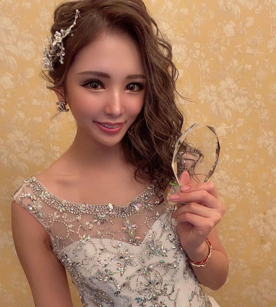 藤咲ひなたのインスタグラム：「おはようございます☀  昨日はバルセロナの表彰式でした💓 バルセロナに入って初めての年の初めての受賞。  バルセロナグランプリ 新人賞1位総合1位 年間売り上げ 総合3位  キャバ嬢のお仕事はP&Jが初めてで、 右も左もわからない中 沢山のお客様、黒服キャストのみんなが、本当に私を支えてくれて、ここまで成長できたとおもいます。 もちろん大変なこともあったけれど みんなの優しさに触れ支えられて ここまでの私になりました。  私はまだまだなので、これからも 未熟ですが頑張っていくので、支えてくれると嬉しいです。  みんなだいすき❤️  P&J 札幌市中央区南４条西３丁目 N-プレイスビル 5F 011-518-1444 💋藤咲ひなた💋」