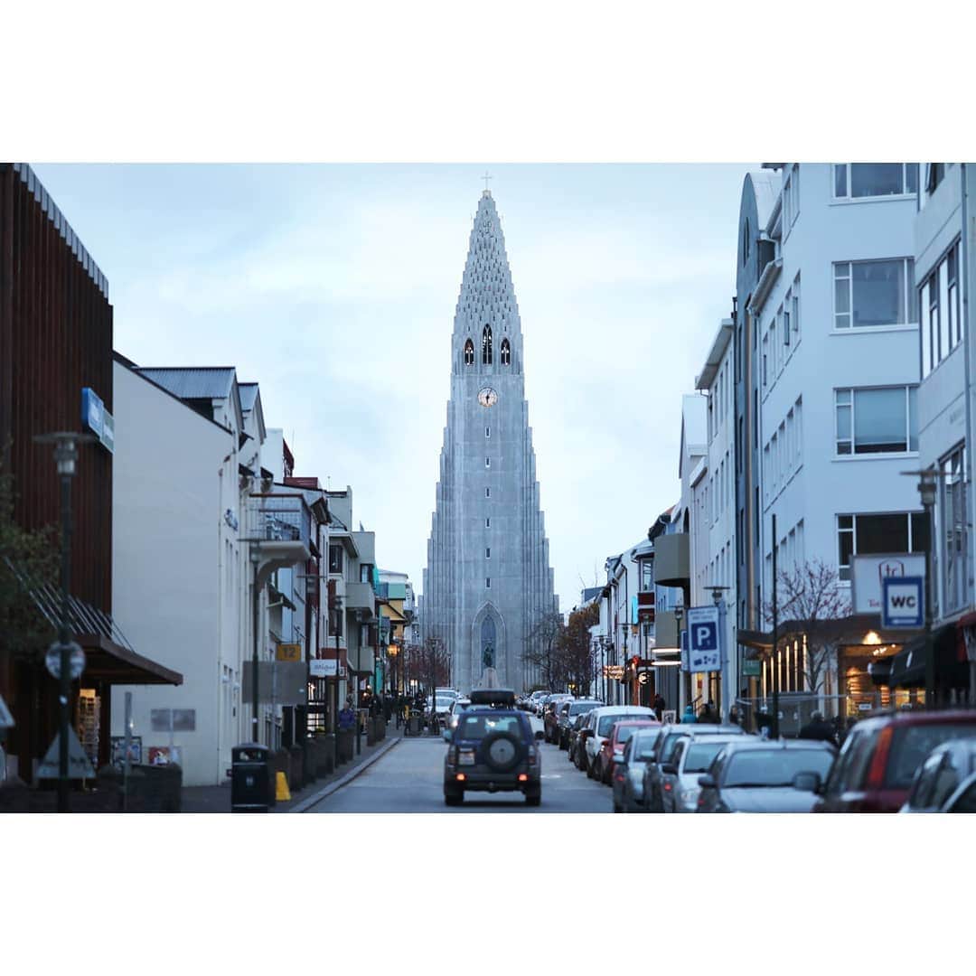 テレビ朝日「世界の街道をゆく」さんのインスタグラム写真 - (テレビ朝日「世界の街道をゆく」Instagram)「1944年にデンマークから独立した、北極圏近くの島国アイスランド。世界最北に位置する首都レイキャビクから旅を始めます。国の歴史は9世紀末頃、ヴァイキングが入植し、町を築いたことに始まるといいます。 船乗りが、町のランドマークだと教会を指さしました。独立後から41年かけて完成した高さ73メートルの斬新な姿は、火山から吹きでたマグマを表しているそうです。前に立つ像はレイフ・エリクソン。この地で生まれ、1000年頃に初めてアメリカ大陸へ渡ったとされる航海者です。 オルガン奏者が、教会もパイプオルガンもこの国で一番大きいものだと、演奏を始めました。この響きが人々の安らぎと活気の糧となれば幸いだと、奏者が呟きます。冬の夕暮れが、世界最北の首都を包み込んでゆくのでした・・・。  #世界の街道をゆく #キヤノン #テレビ朝日 #坂東巳之助 #canon 写真　#狩野喜彦 #大自然と人が息づく北国の道 #アイスランド #レイキャビク #ハットルグリムス教会 #ICELAND #republicoficeland #LýðveldiÍsland #Hallgrímskirkja #Reykjavik」2月8日 12時19分 - tvasahi_kaidou