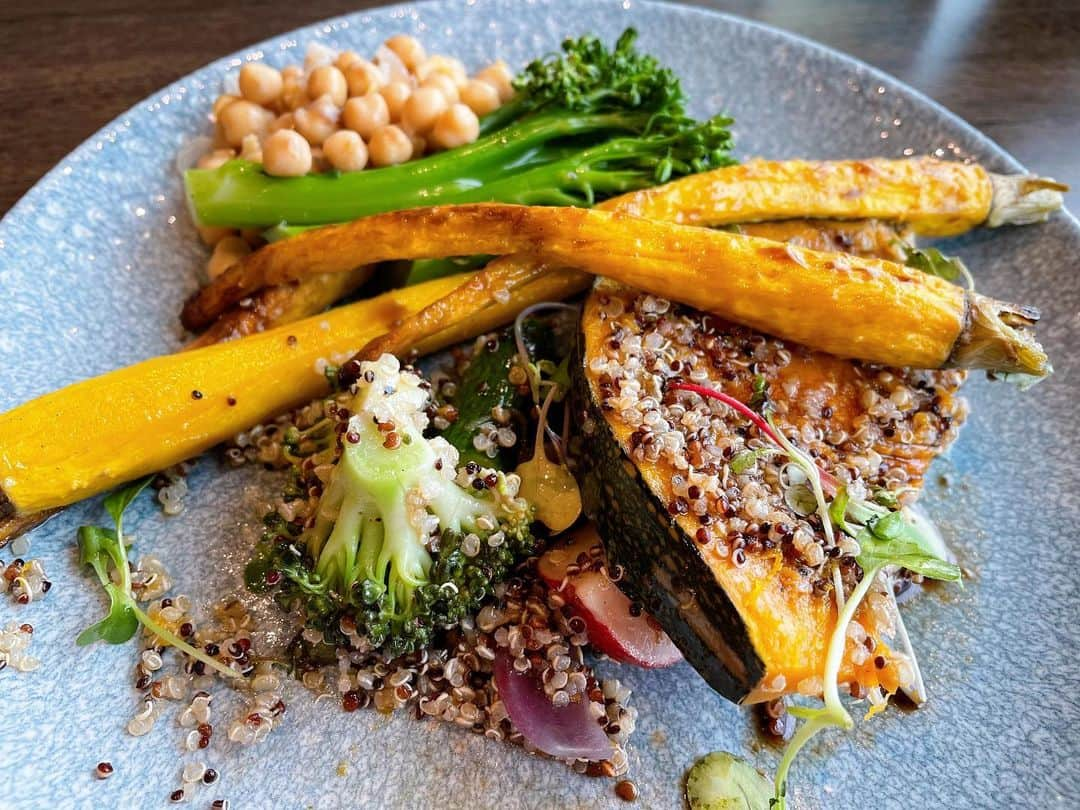 日比野菜緒さんのインスタグラム写真 - (日比野菜緒Instagram)「野菜にはとても重要な栄養素が含まれているそうで、その名も”ファイトケミカル”！！植物だけが持つ酸化を止める力。(響きがかっこいい) 虫が食べに来る、紫外線にもサラされる中で自分の体を守るために、自分を酸化させない力が強いんだとか！  野菜の生命力に感謝して、それを自分の中に取り入れたらエネルギーがもらえますね🥕🥦🍅  ちなみにその”ファイトケミカル”が多く含まれるのは外側、いわゆる皮ですので、食べられるものは皮ごと食べた方がいいそうです👩🏻‍🍳💓 • #野菜好き #ファイトケミカル #農家さんありがとう #日々勉強 ですわ」2月8日 12時22分 - naohibino_1128