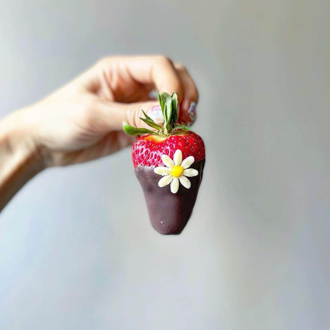 みき みーやんさんのインスタグラム写真 - (みき みーやんInstagram)「バレンタイン限定スイーツ🍓 . いちごにヴァローナのチョコレートをつけたもの❤ お味は、ミルク・ビター・ホワイトの3種類(*˘︶˘人)♡* . いちごは、ひのしずく・ゆめのか・美濃娘の プレミアムの中から1番状態のいいもので 作ってるからどれも甘くて大きい！！🍓❤ . @sweets.yoshifuji.2020 さんの スイーツって全部センス良すぎて ついつい写真におさめたくなる❤ . . 確実にゲットしたい方は １２日までに電話で予約してね📞💕 . #スィーティーズ#谷町六丁目#谷六グルメ#谷六カフェ#谷六#谷町カフェ#谷町線#パフェ巡り#ミルフィーユ#バレンタインデー#苺スイーツ#カフェスタグラム#グルメ女子#グルメスタグラム#スイーツ巡り#大阪カフェ巡り#大阪スイーツ#梅田カフェ#梅田スイーツ#大阪グルメ#大阪カフェ #大阪カフェ部#バレンタイン#バレンタインチョコ」2月8日 12時22分 - mi_yan0101