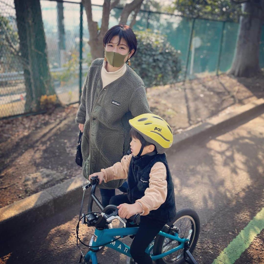 小西ゆりなのインスタグラム：「週末はあんなに暖かかったのに、今日寒すぎ🥶💦 今週も頑張りましょう💪✨ #親子 #男の子ママ #４歳 #男の子 #年少さん #公園 #週末の過ごし方」