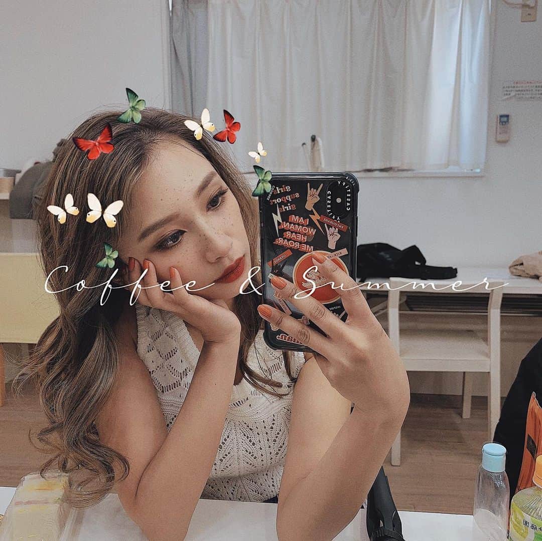 新井ニーニャのインスタグラム：「スマホケース変えたの🦋 @CASETiFY @CASETiFY_jp  I'm woman,hear me roar!! ってまさに今ホットなニュース🤭⚡️  女性のパワーなめんなよっ🙋🏼‍♀️って 感じのメッセージに胸熱なケースだよ🥰❣️ ガールズパワーァァ‼️💄💋  主婦の家事を第三者に任せた時の価値は 約1000万円の仕事量なんだとか。 (日本とアメリカの算出方法で 700万円ぐらいの差が出てたから 間ぐらいにしておく🙌)  我が家は旦那さんがめちゃくちゃ家事を 手伝ってくれるから 👱🏽‍♀️<家事しない旦那め🔥 とはならないんだけど  (てか年収1000万円もらえる家事を 夫婦で半分にしたとしても 500万円分の家事もしてないと思う←手抜きママ代表👩🏻)  男女共にお互いの良いところを認め合って お互い良い方向に成長出来るよう 支え合えばいいだけなのになって 思う今日この頃☺️🌈 でもそれが、1番難しいのが人間なんだろうなぁ🧙‍♀️  #CASETiFY  #StateYourCase  #ママの独り言 #主婦の価値 #女性の自立 #ガールズパワー #ケースティファイ #モデル #スタジオでセルフィ」